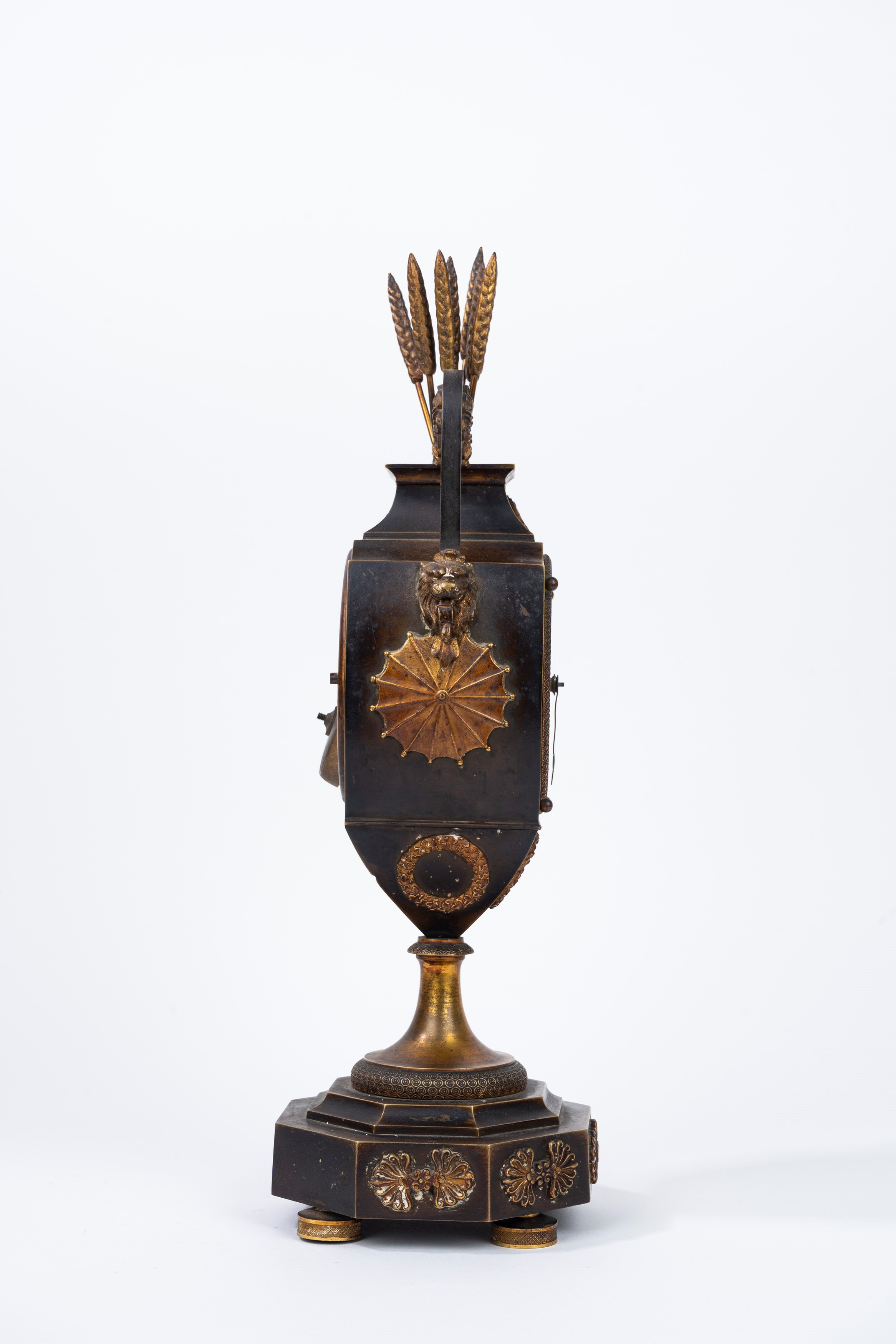 Pendola in Bronzo a Forma di Vaso con Spighe sulla Sommità, Secolo XIX