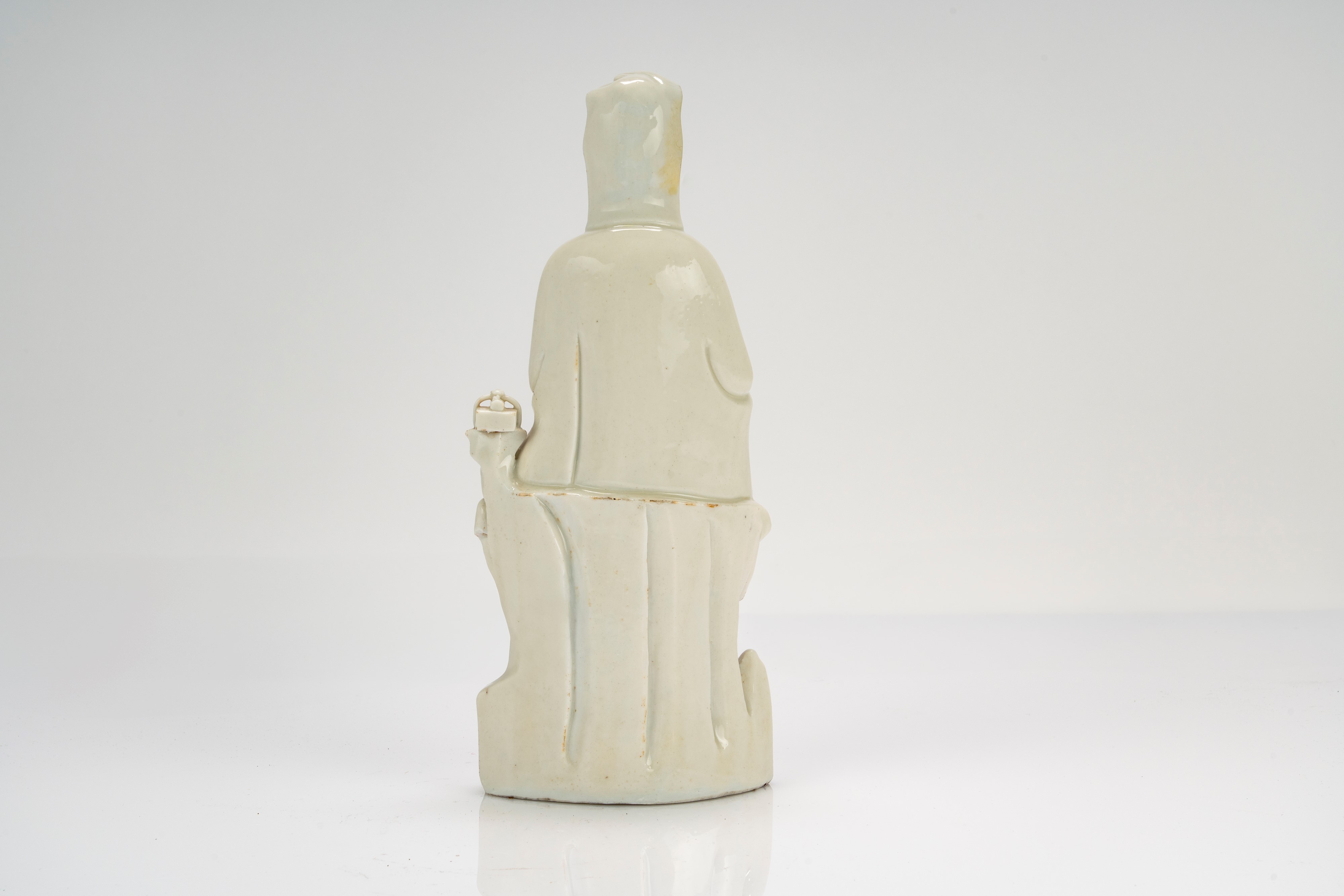 Scultura in porcellana bianca raffigurante Guanyin con bambino. Cina, fine dinastia Qing