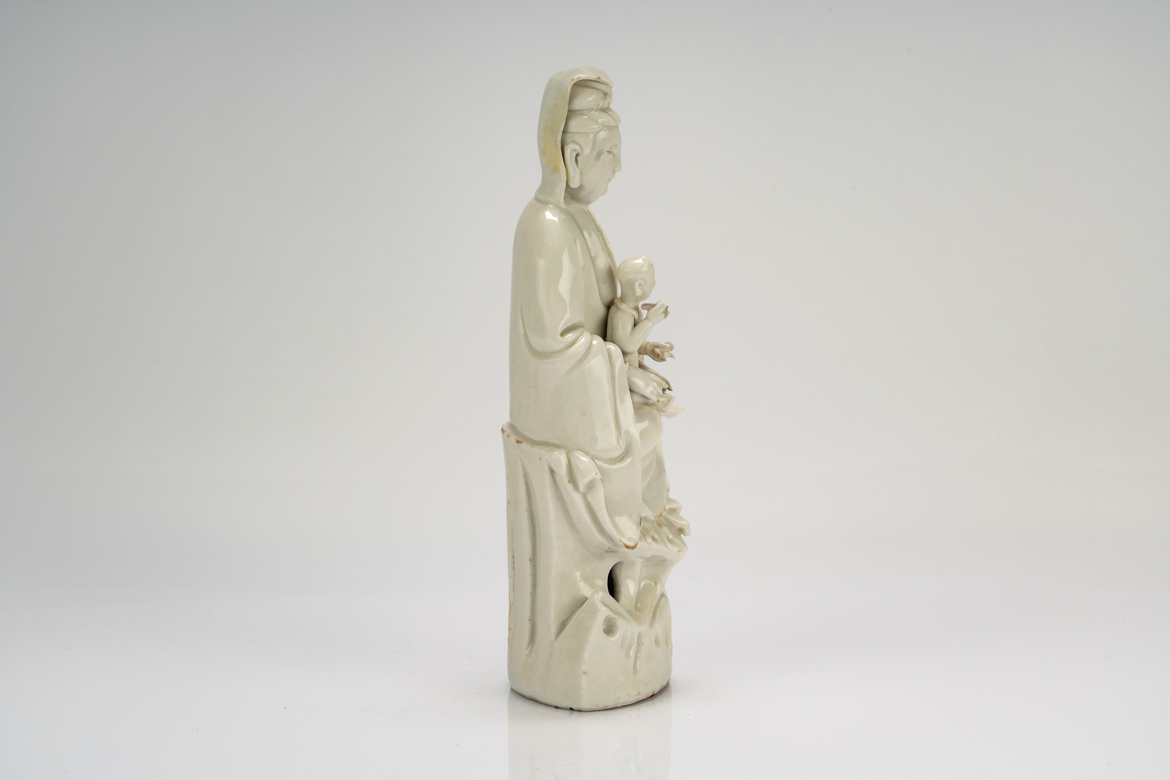 Scultura in porcellana bianca raffigurante Guanyin con bambino. Cina, fine dinastia Qing