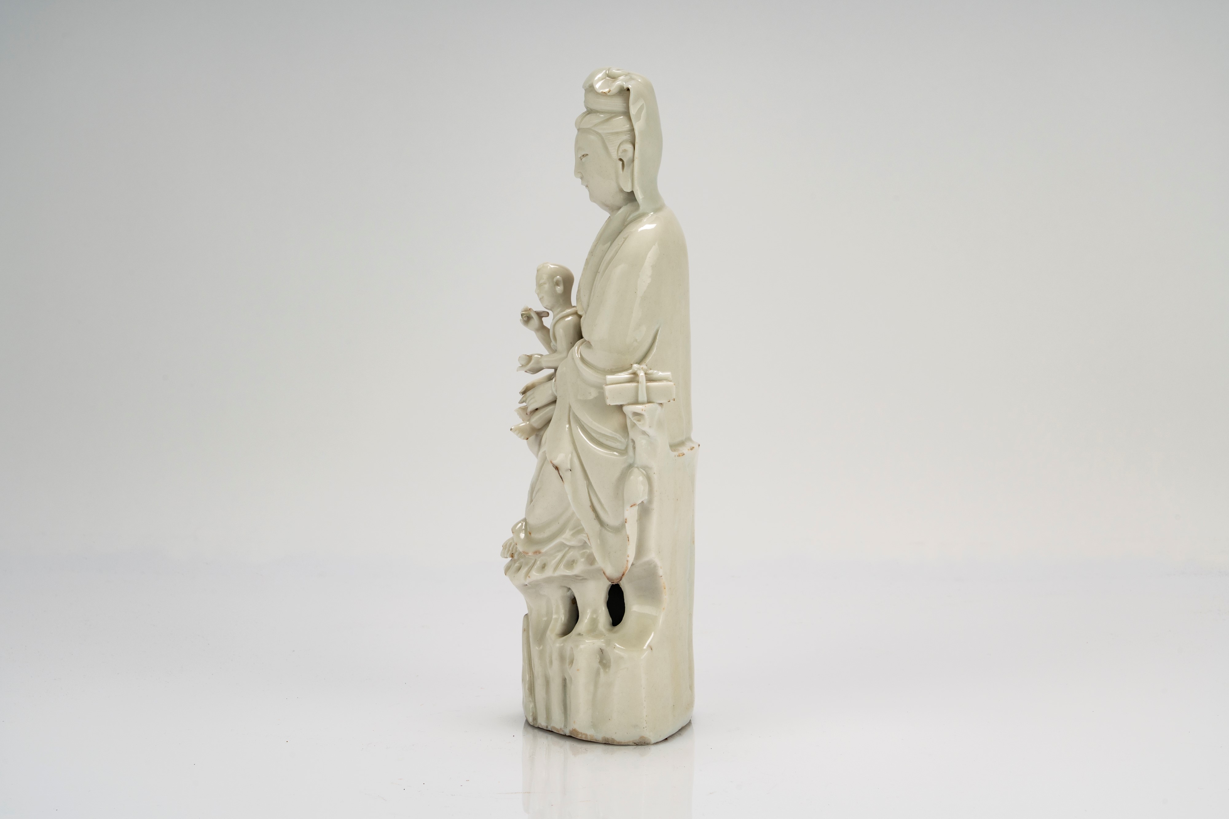 Scultura in porcellana bianca raffigurante Guanyin con bambino, Cina, fine dinastia Qing