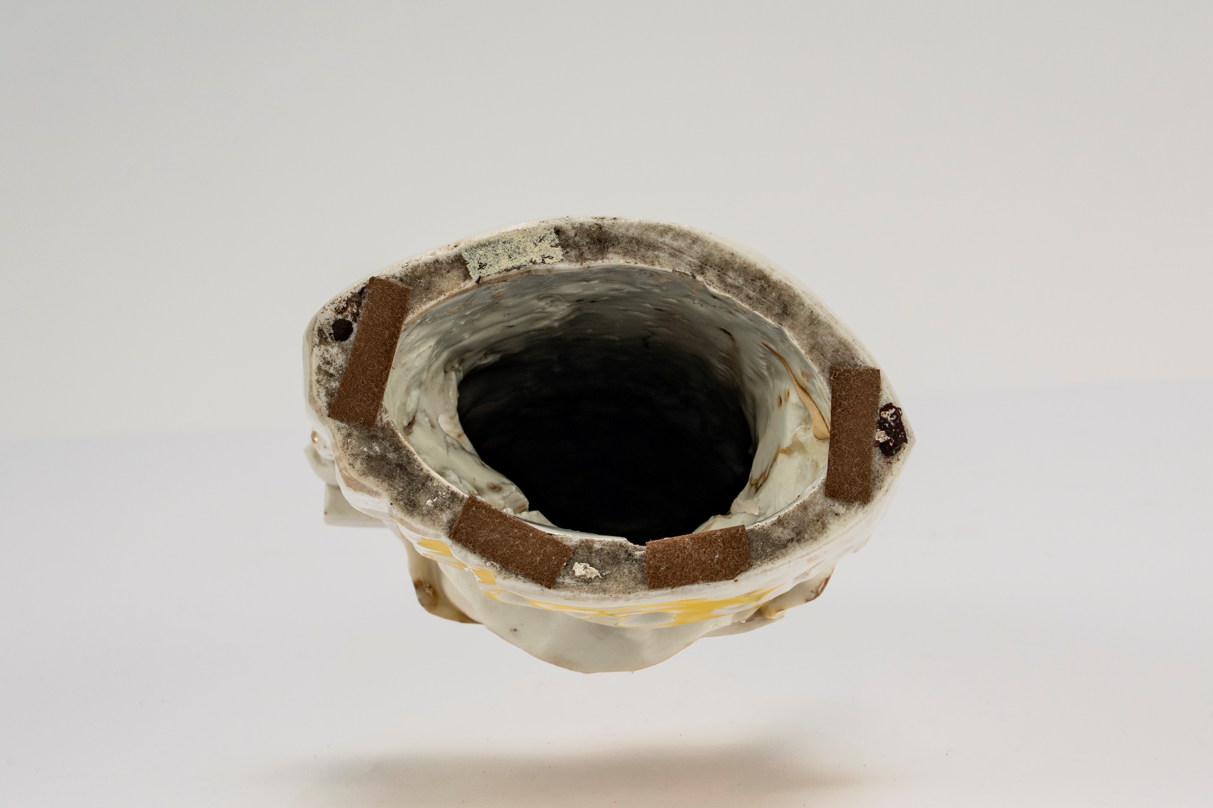 Scultura in porcellana bianca raffigurante Guanyin con bambino, Cina, fine dinastia Qing