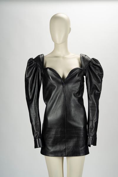 Abito in pelle nera con maniche lunghe