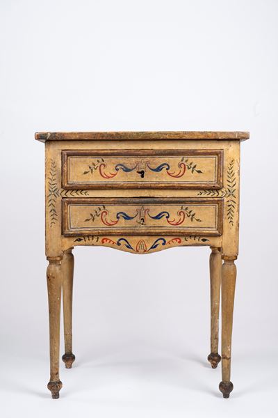 Piccolo Comò a Due Cassetti in Legno Laccato, Marche Secolo XVIII