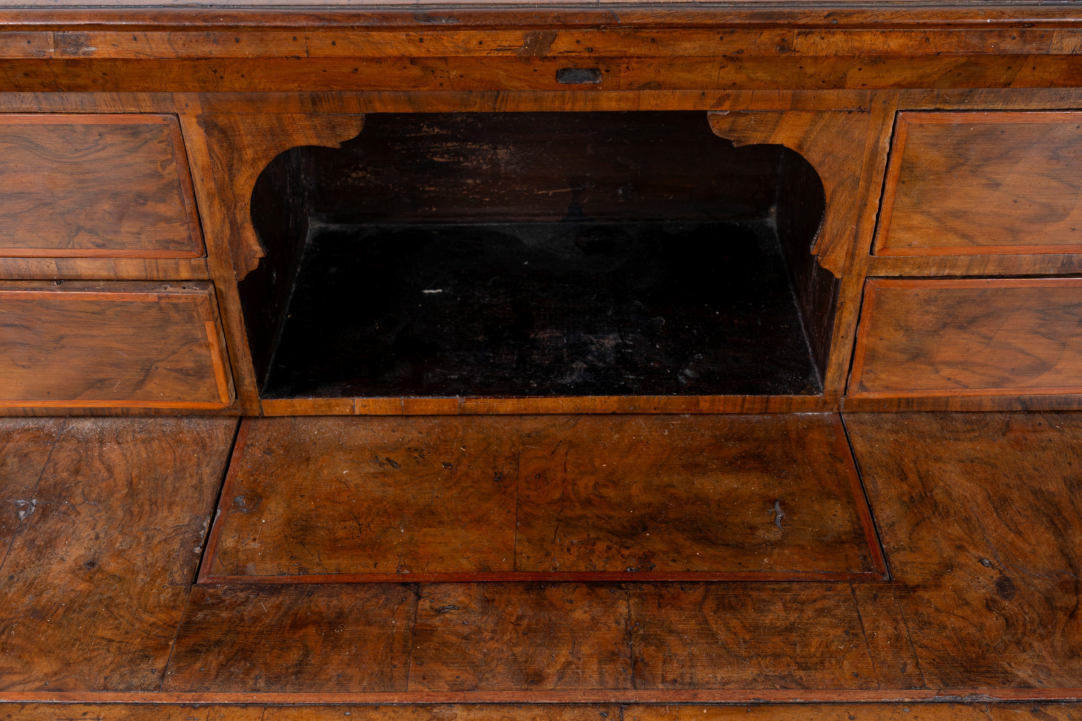 Ribalta lastronata in radica, secolo XVIII