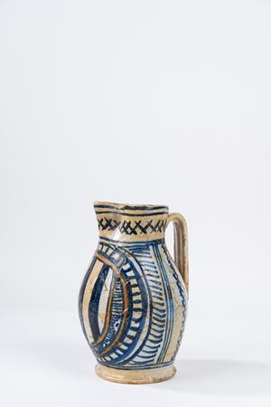 Brocca in maiolica policroma con stemma araldico, Faenza o Romagna, fine secolo XV-inizio secolo XVI