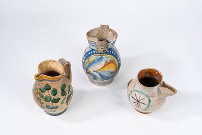 Lotto Composto da Tre Boccali in Maiolica, Manifatture Differenti