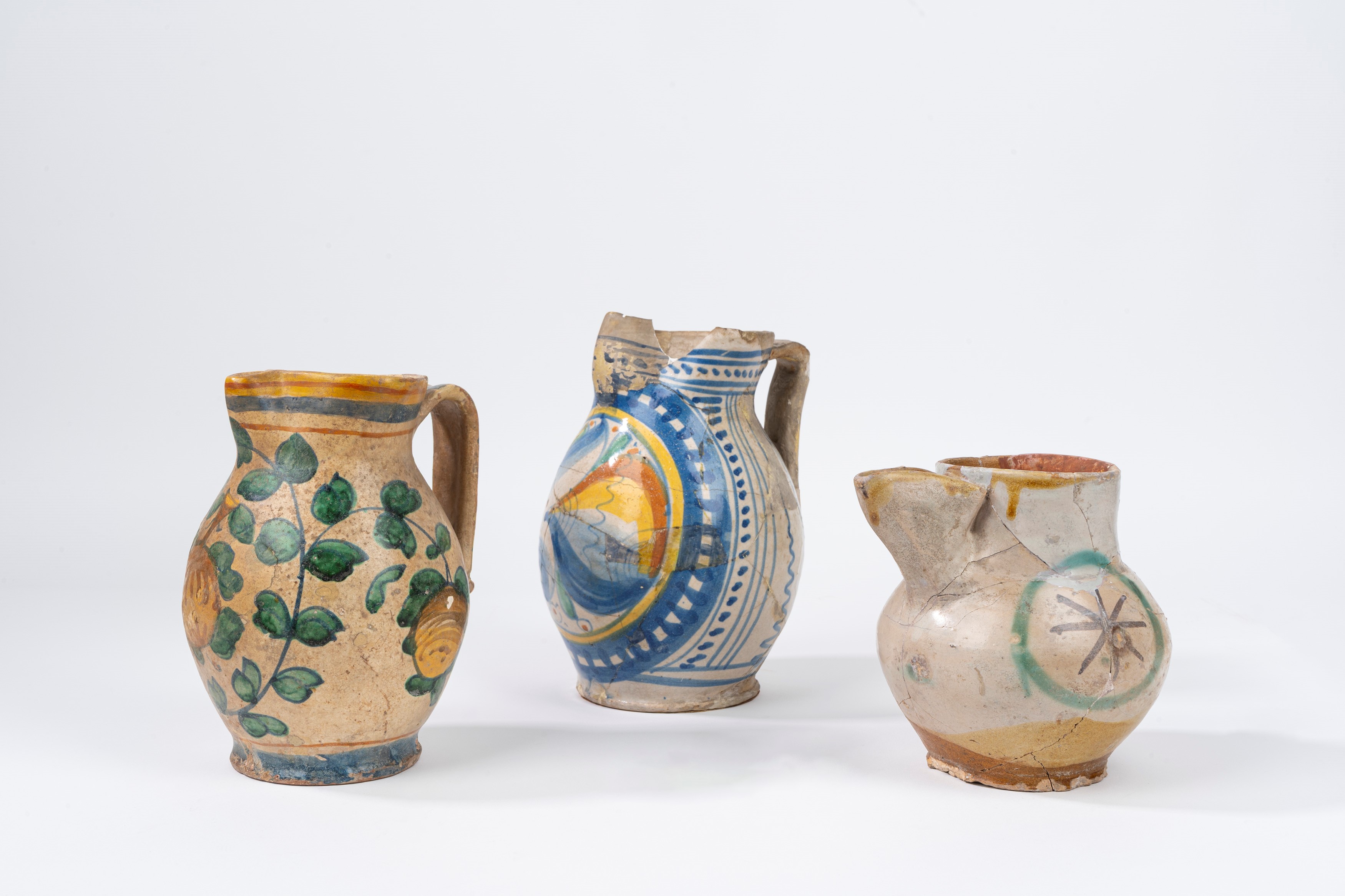 Lotto Composto da Tre Boccali in Maiolica, Manifatture Differenti