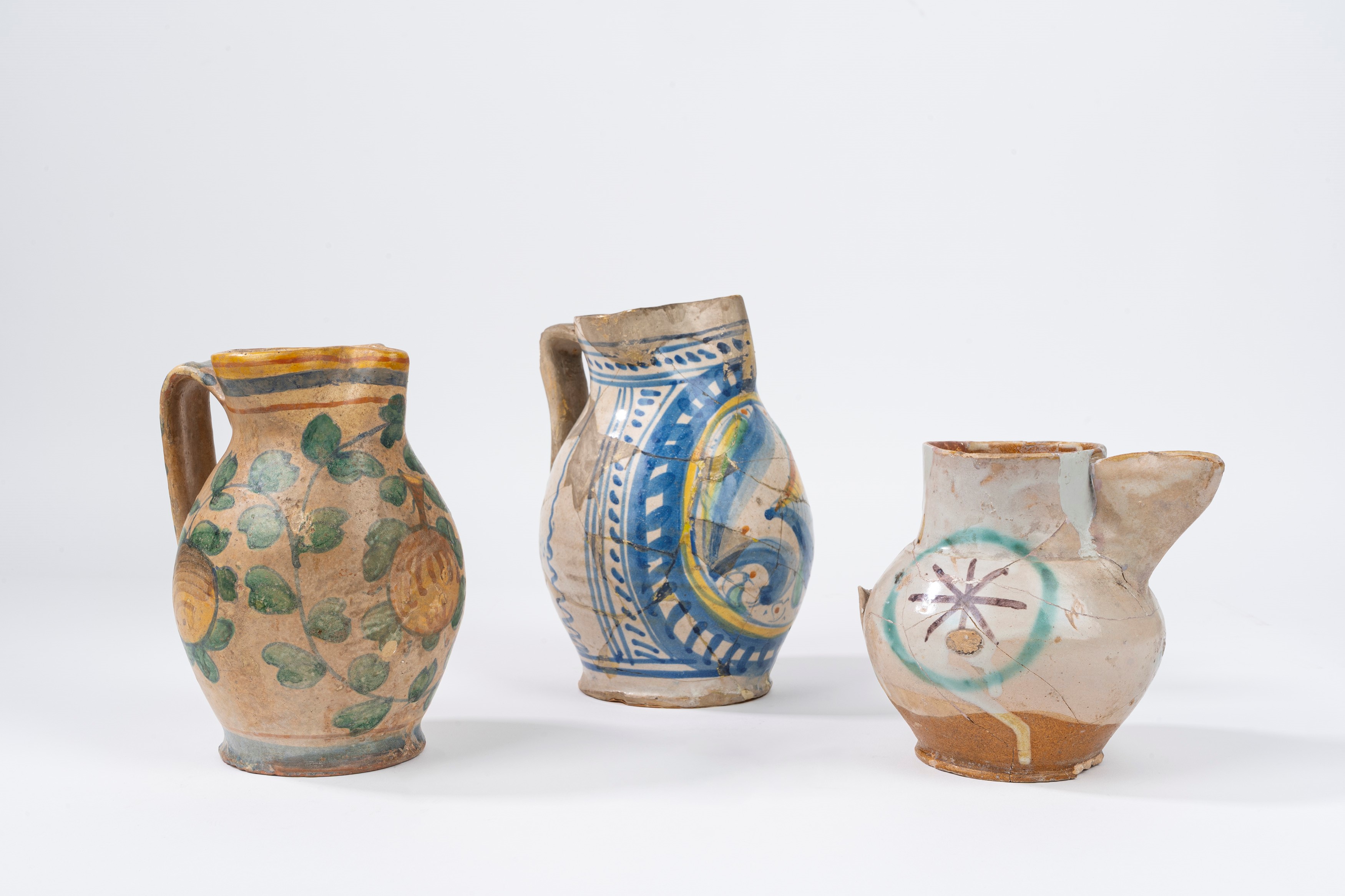 Lotto Composto da Tre Boccali in Maiolica, Manifatture Differenti
