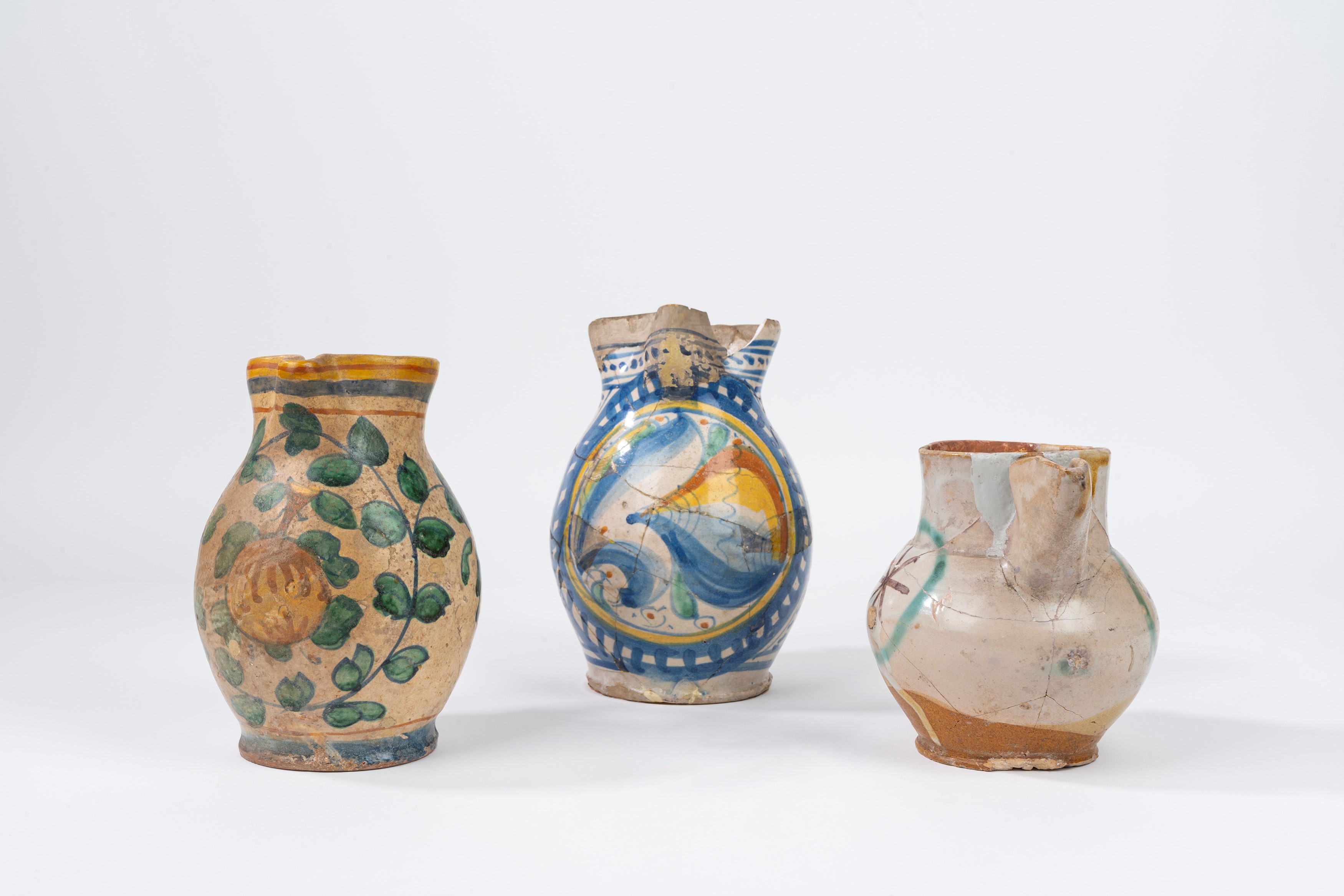 Lotto Composto da Tre Boccali in Maiolica, Manifatture Differenti
