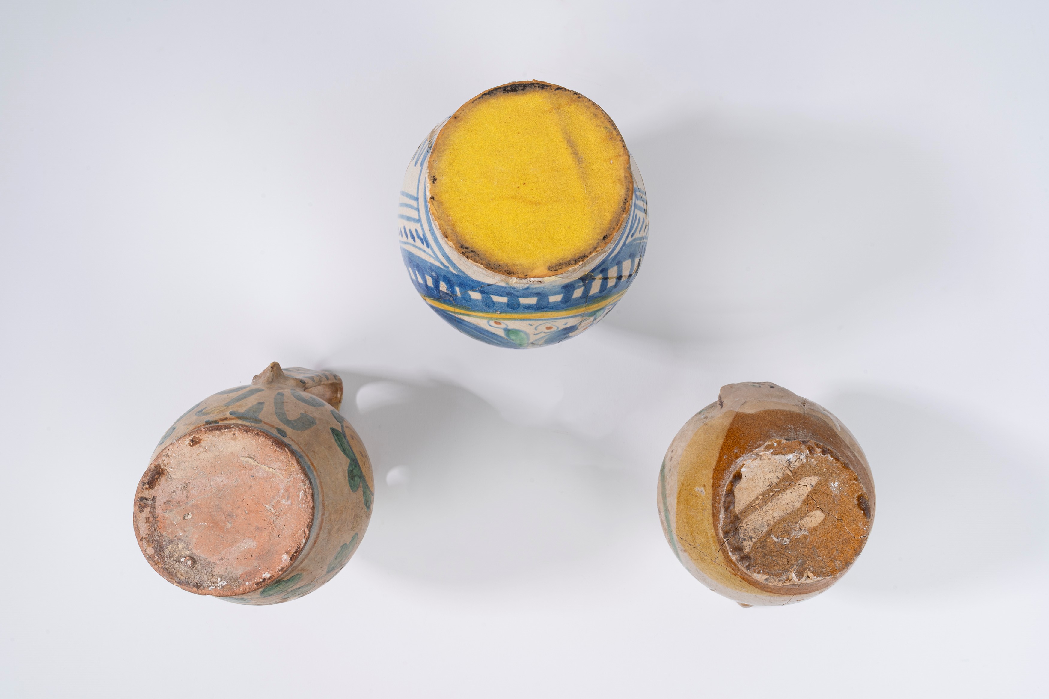 Lotto Composto da Tre Boccali in Maiolica, Manifatture Differenti