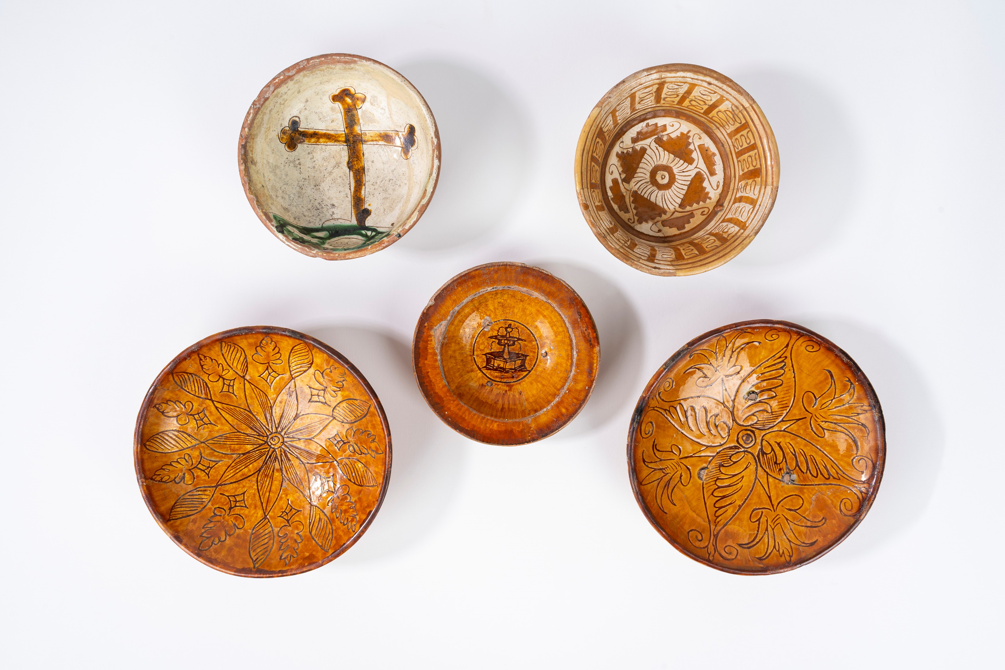 Lotto Composto da Cinque Ciotole in Maiolica, Manifatture Differenti