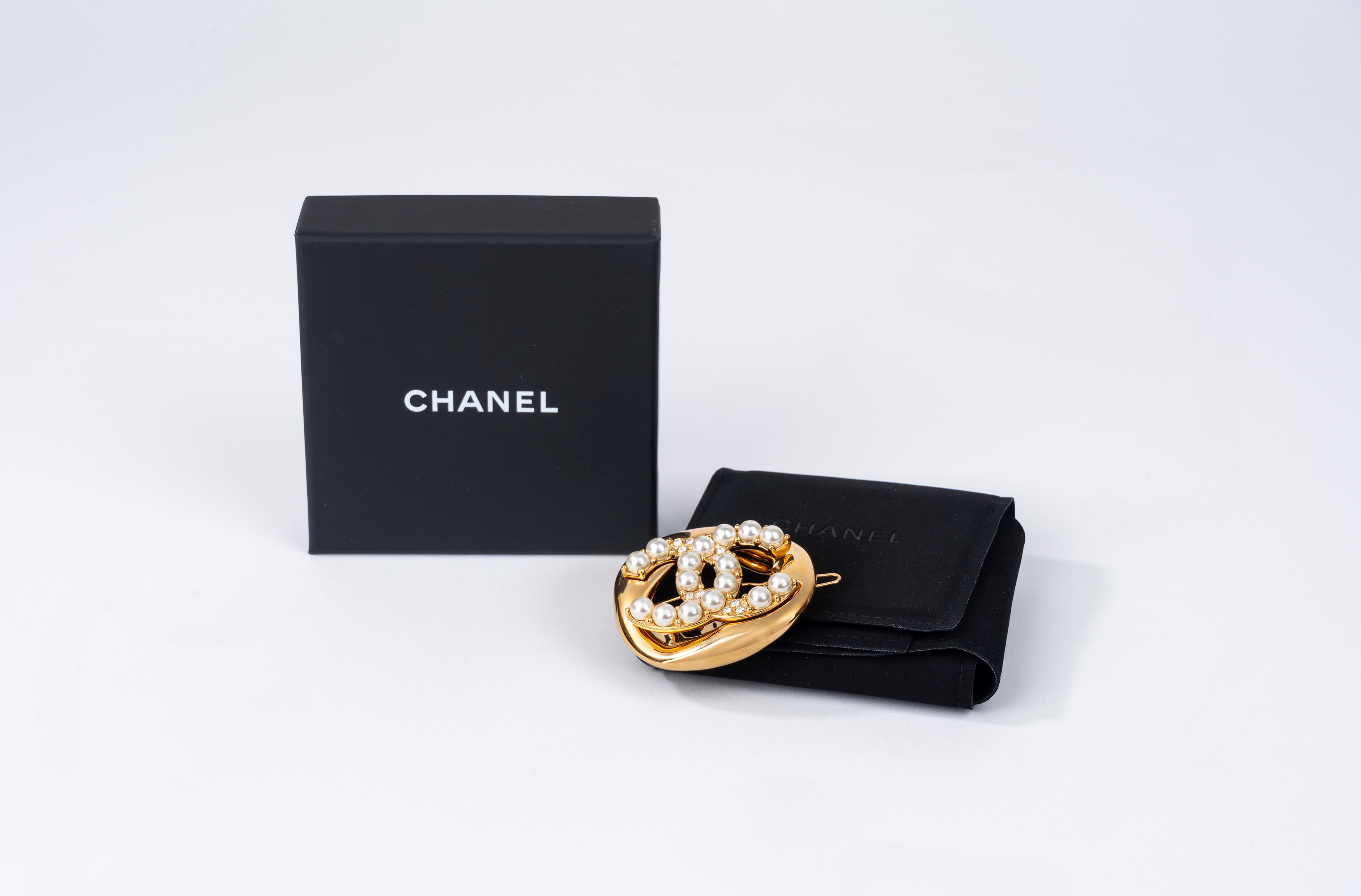 Chanel - Fermaglio per capelli, metallo dorato con perle fancy e strass
