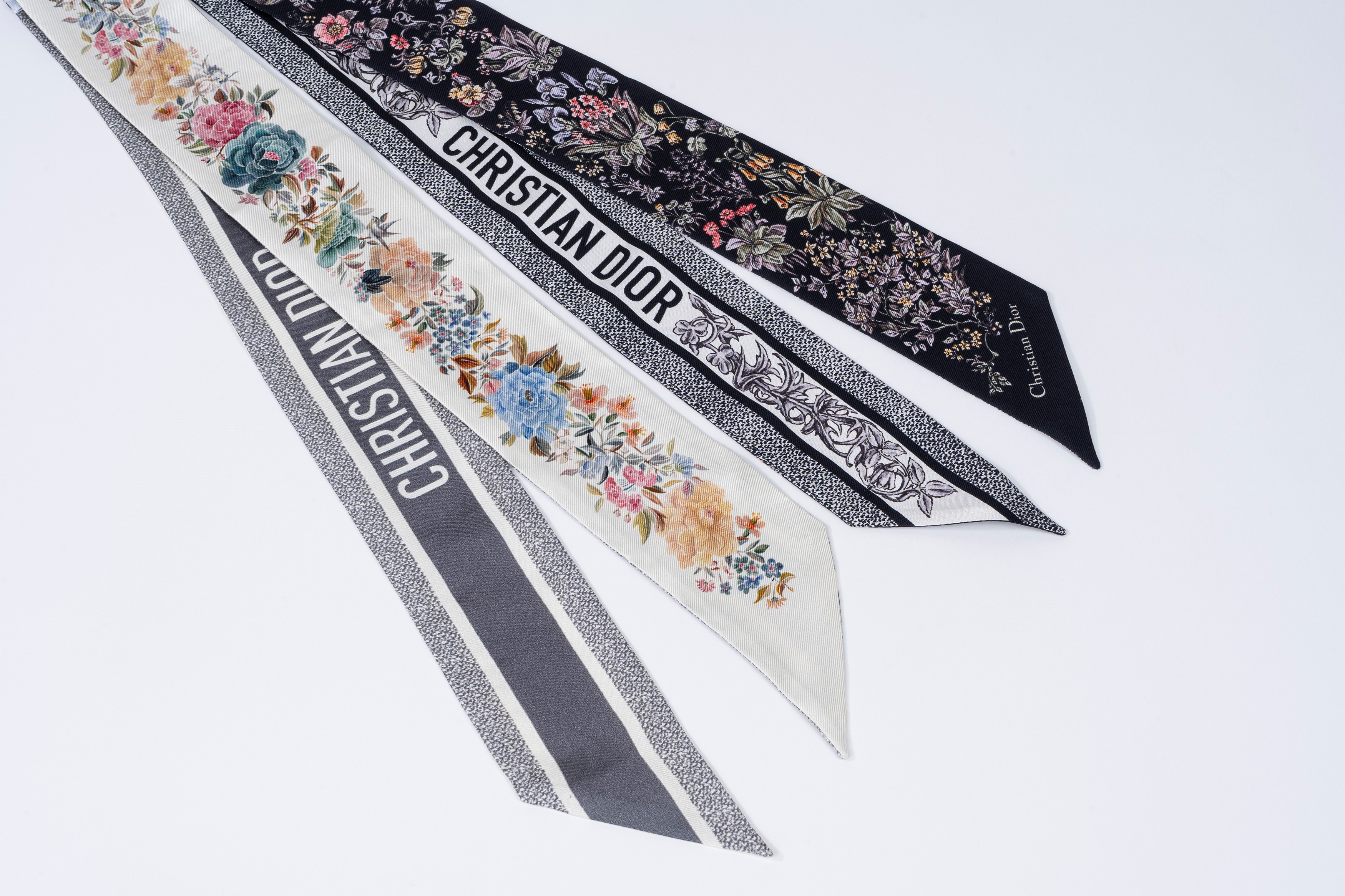 Christian Dior - Lotto di due twilly in seta con disegni e colori vari