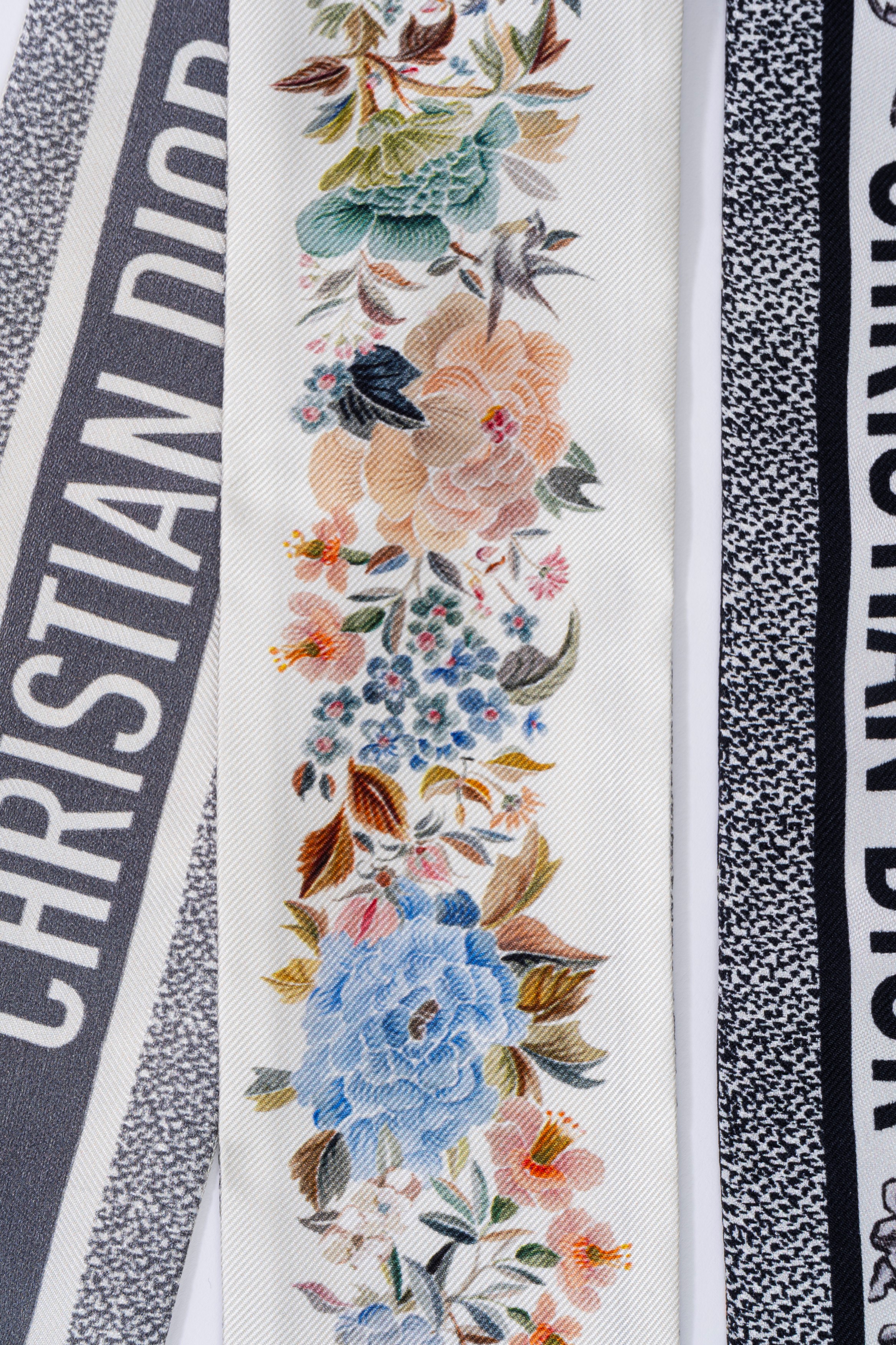 Christian Dior - Lotto di due twilly in seta con disegni e colori vari