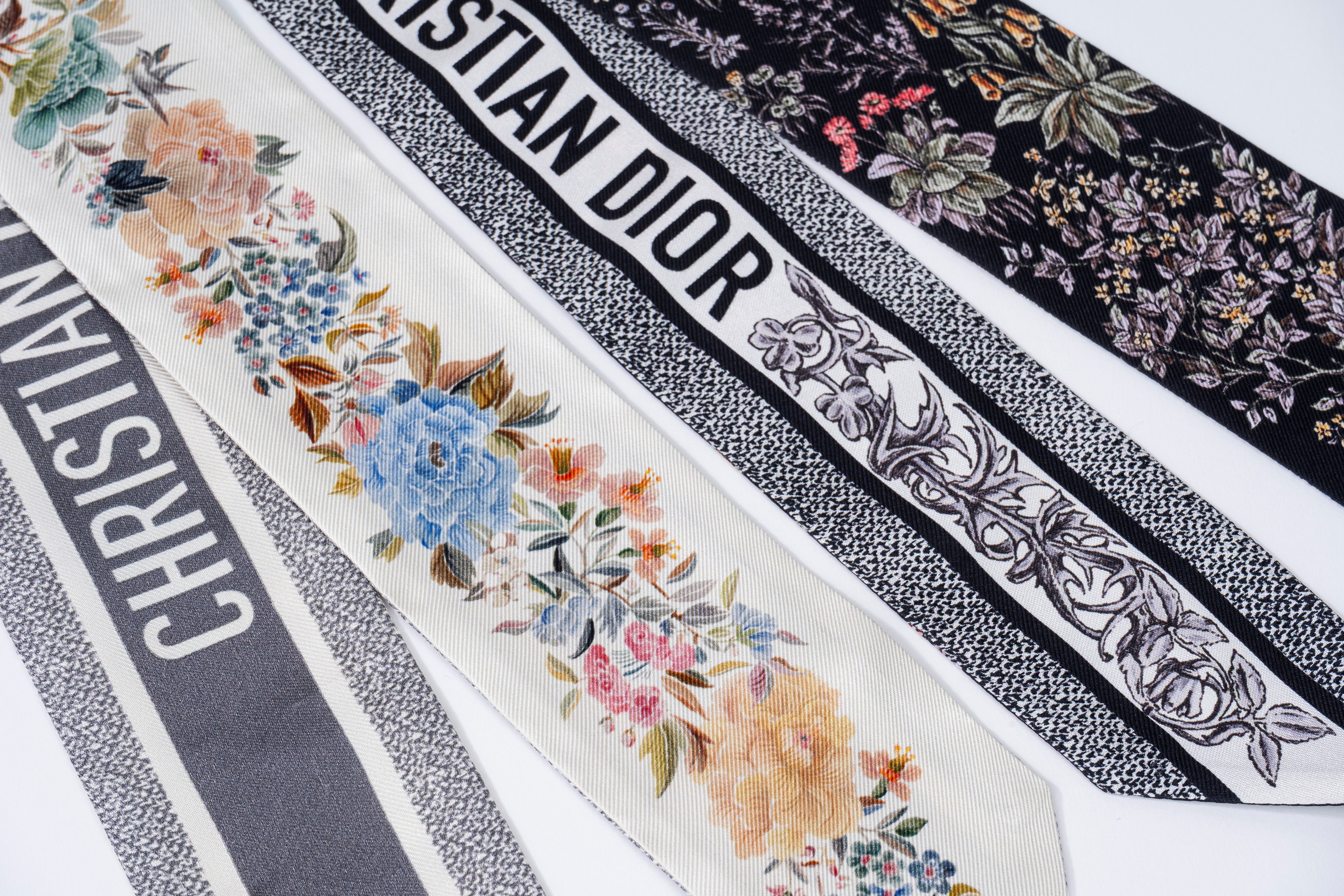 Christian Dior - Lotto di due twilly in seta con disegni e colori vari
