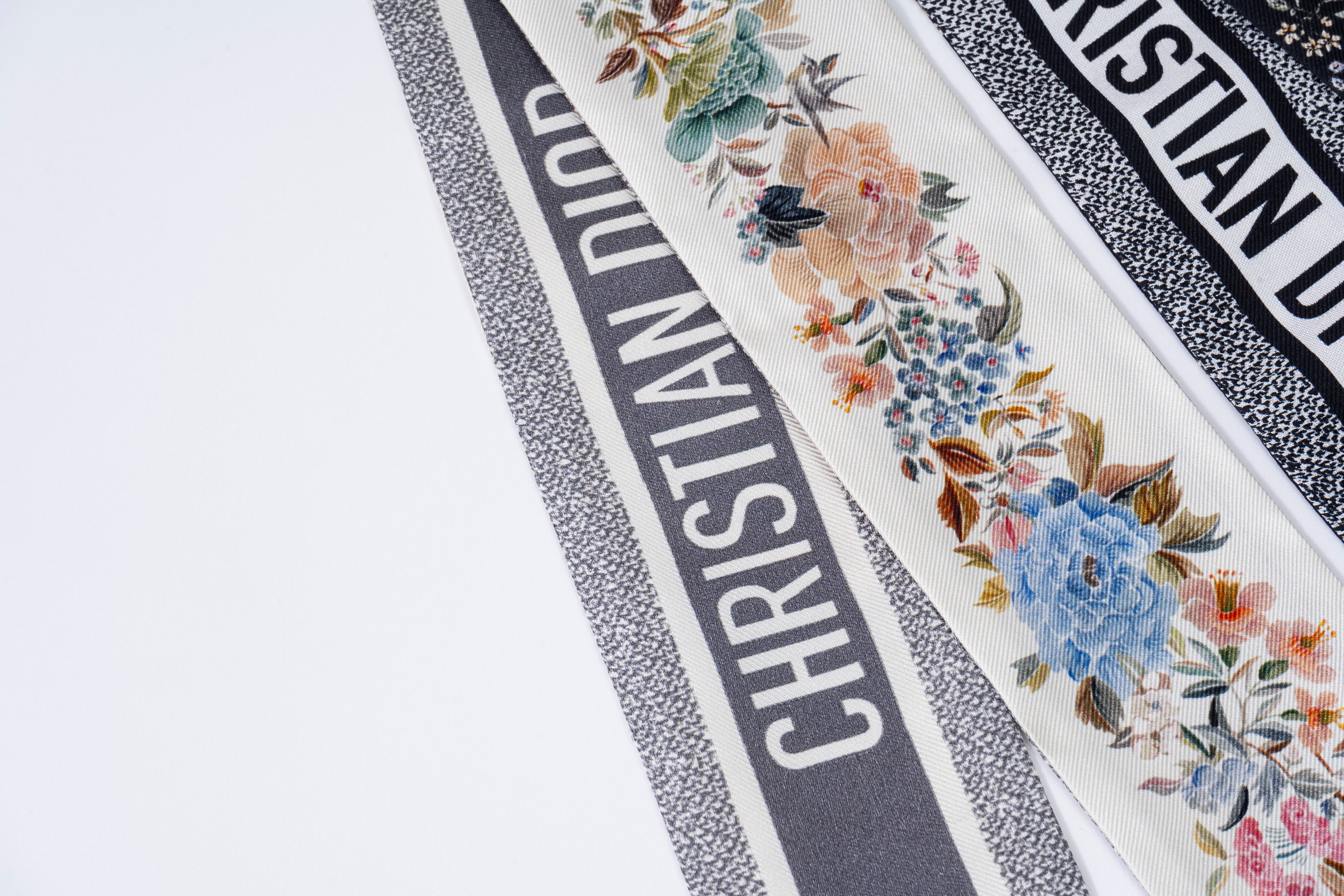 Christian Dior - Lotto di due twilly in seta con disegni e colori vari