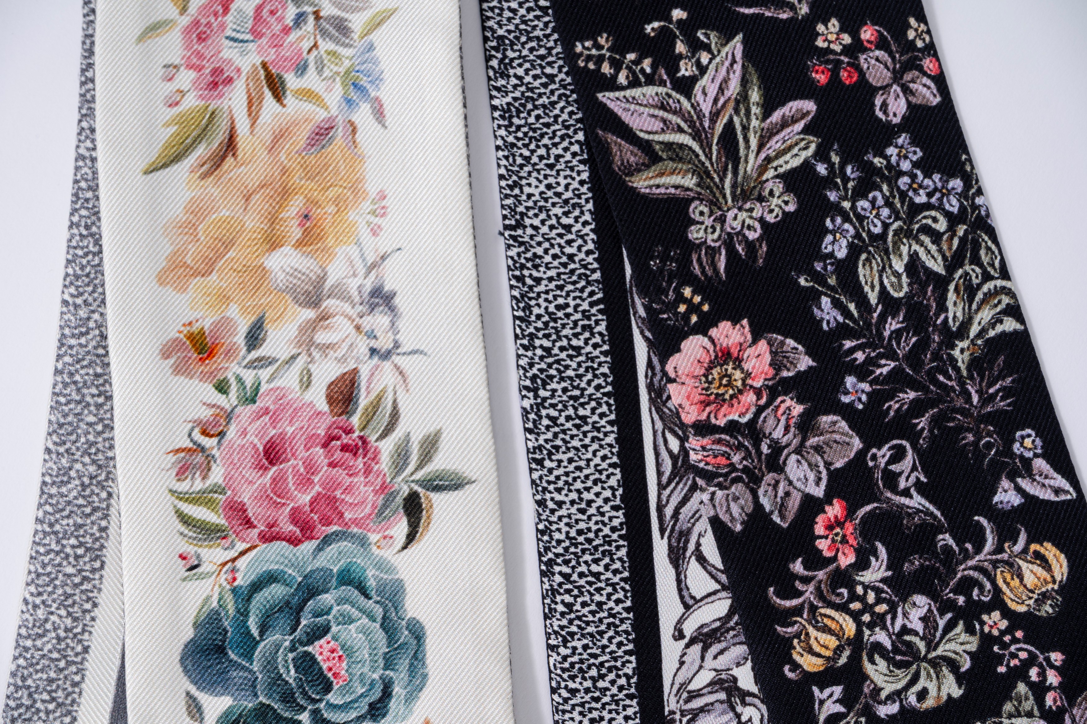 Christian Dior - Lotto di due twilly in seta con disegni e colori vari