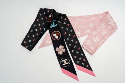 Due twilly in seta, design e colori assortiti