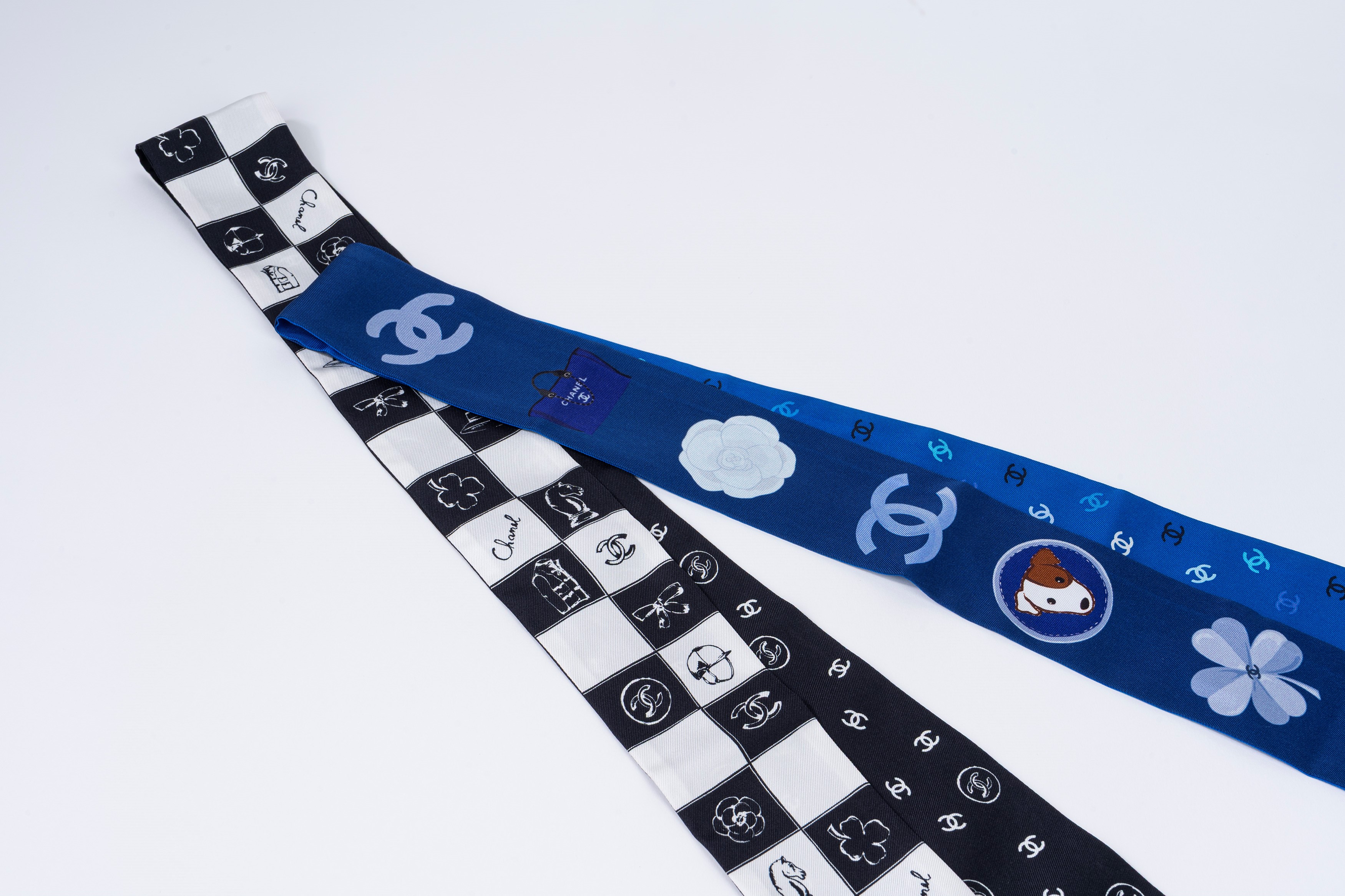 Chanel - Lotto di due twilly in seta con variopinti disegni