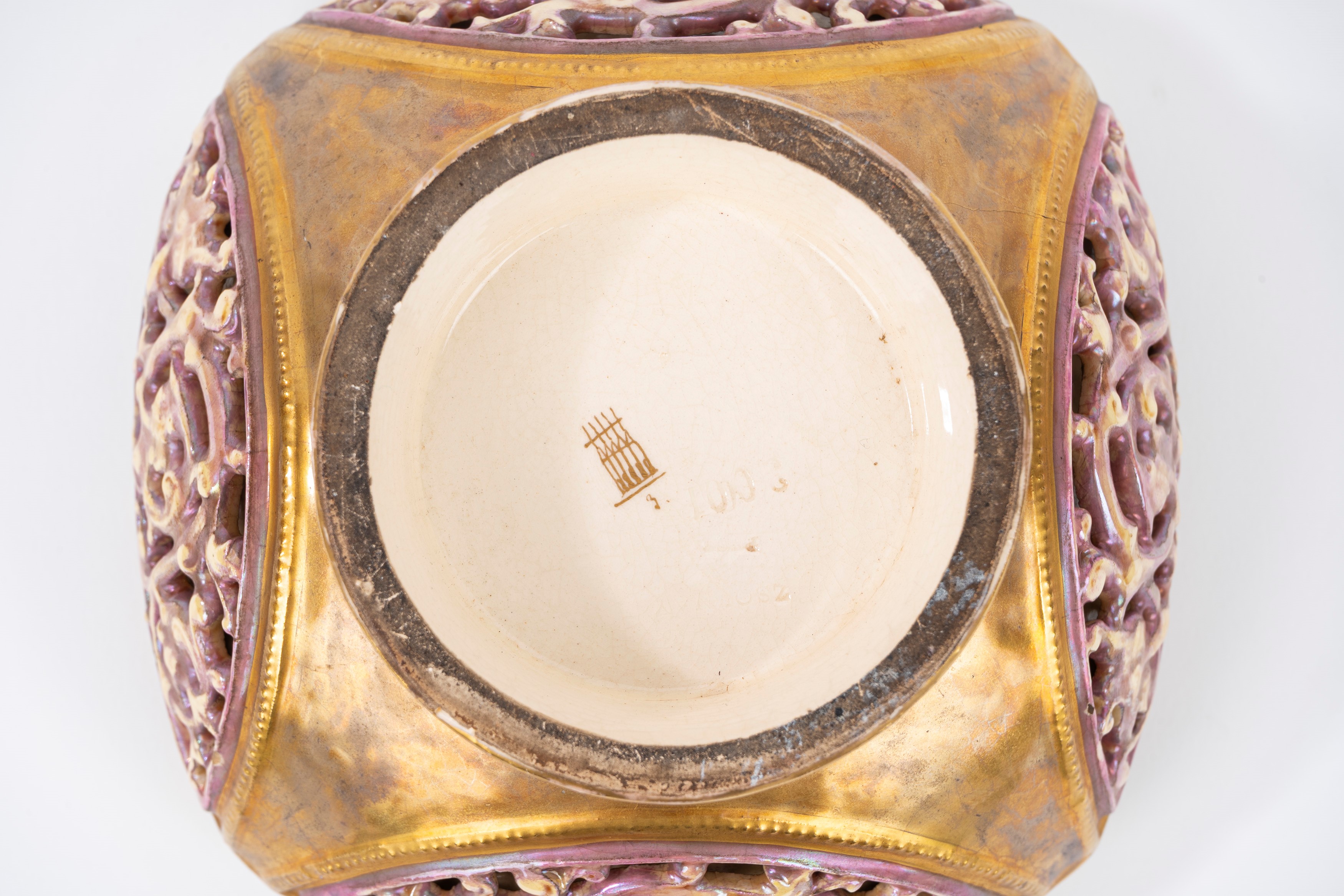 Vaso in Porcellana Policroma e Dorata con Coperchio, Manifattura Zsolnay, Prima Metà del Secolo X...