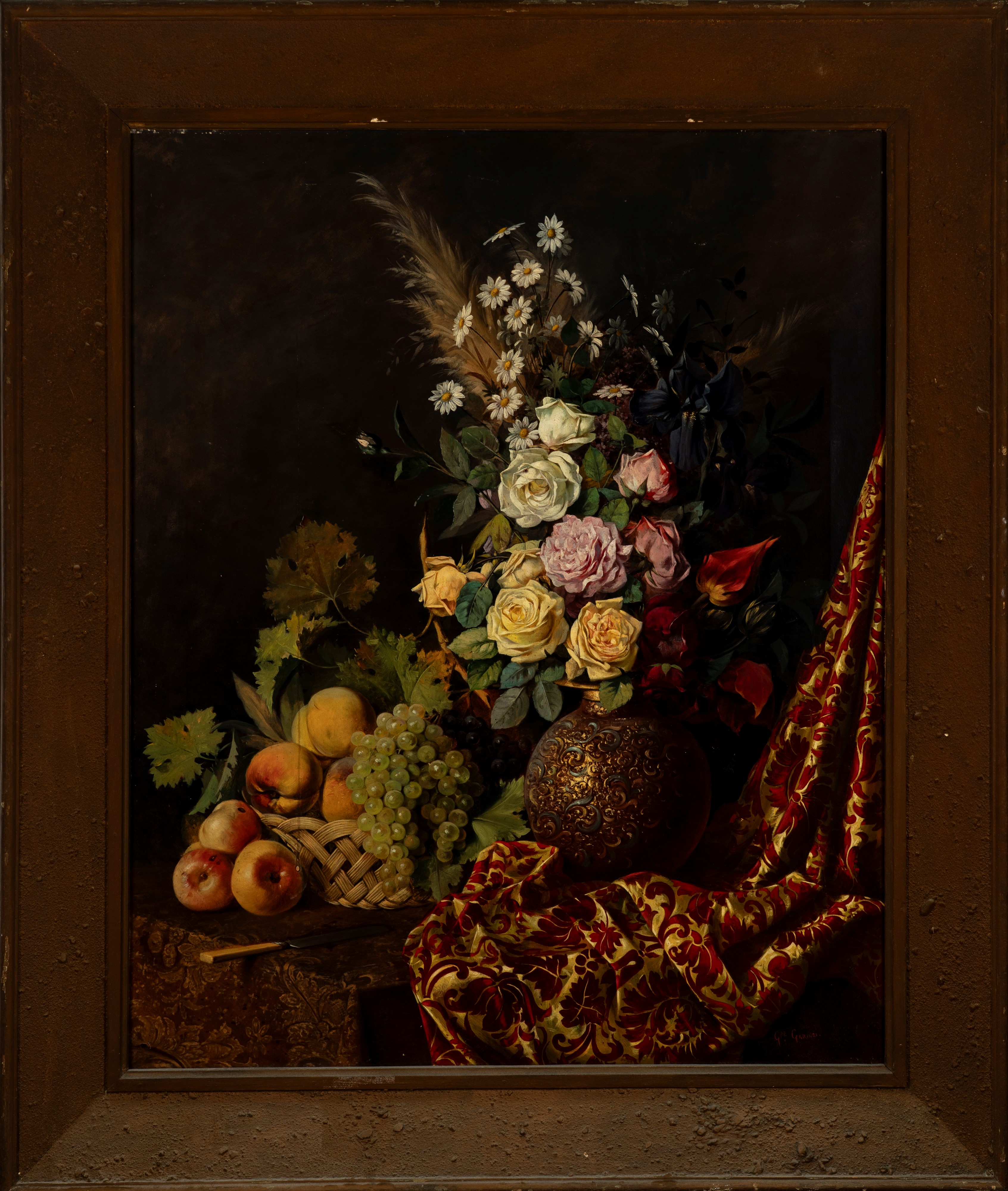 Natura morta con fiori, cesta di frutta e drappo