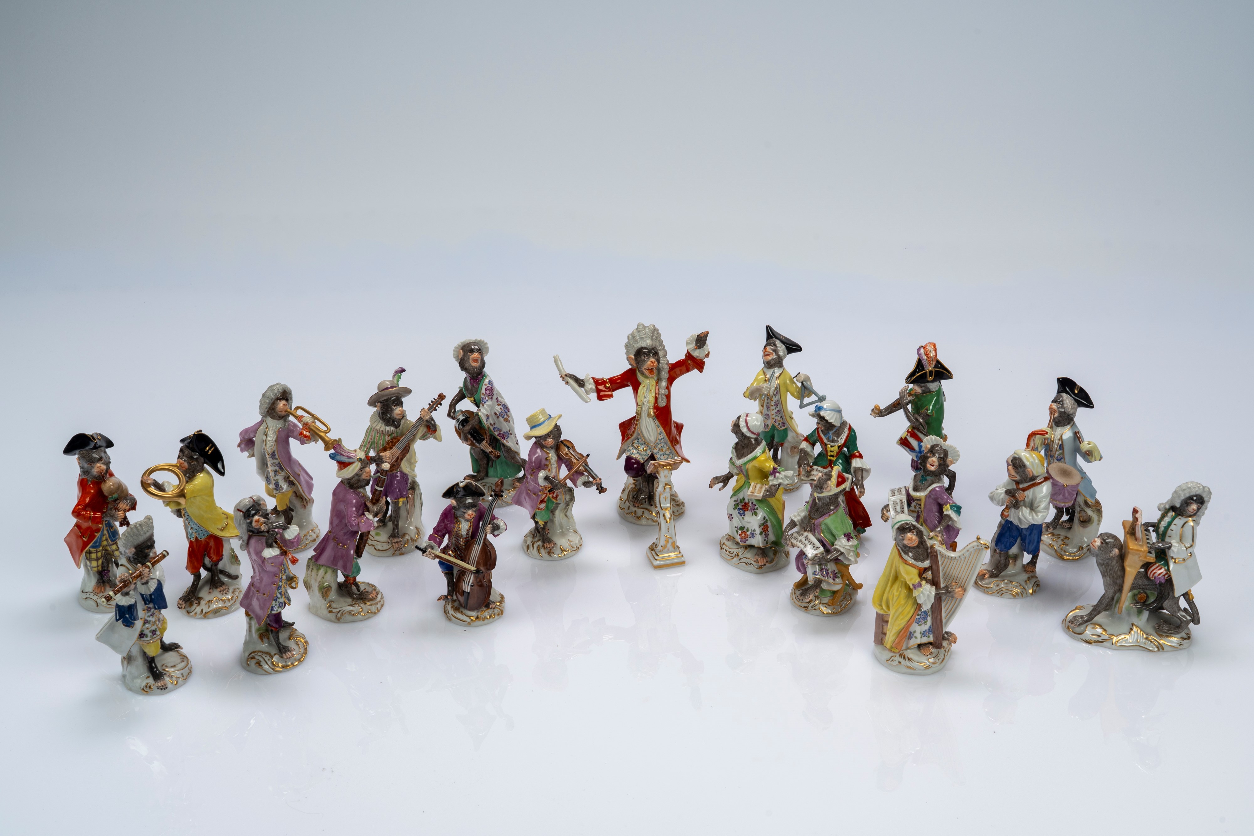 Orchestra di scimmie in porcellana policroma e dorata. Manifattura Meissen, secolo XX