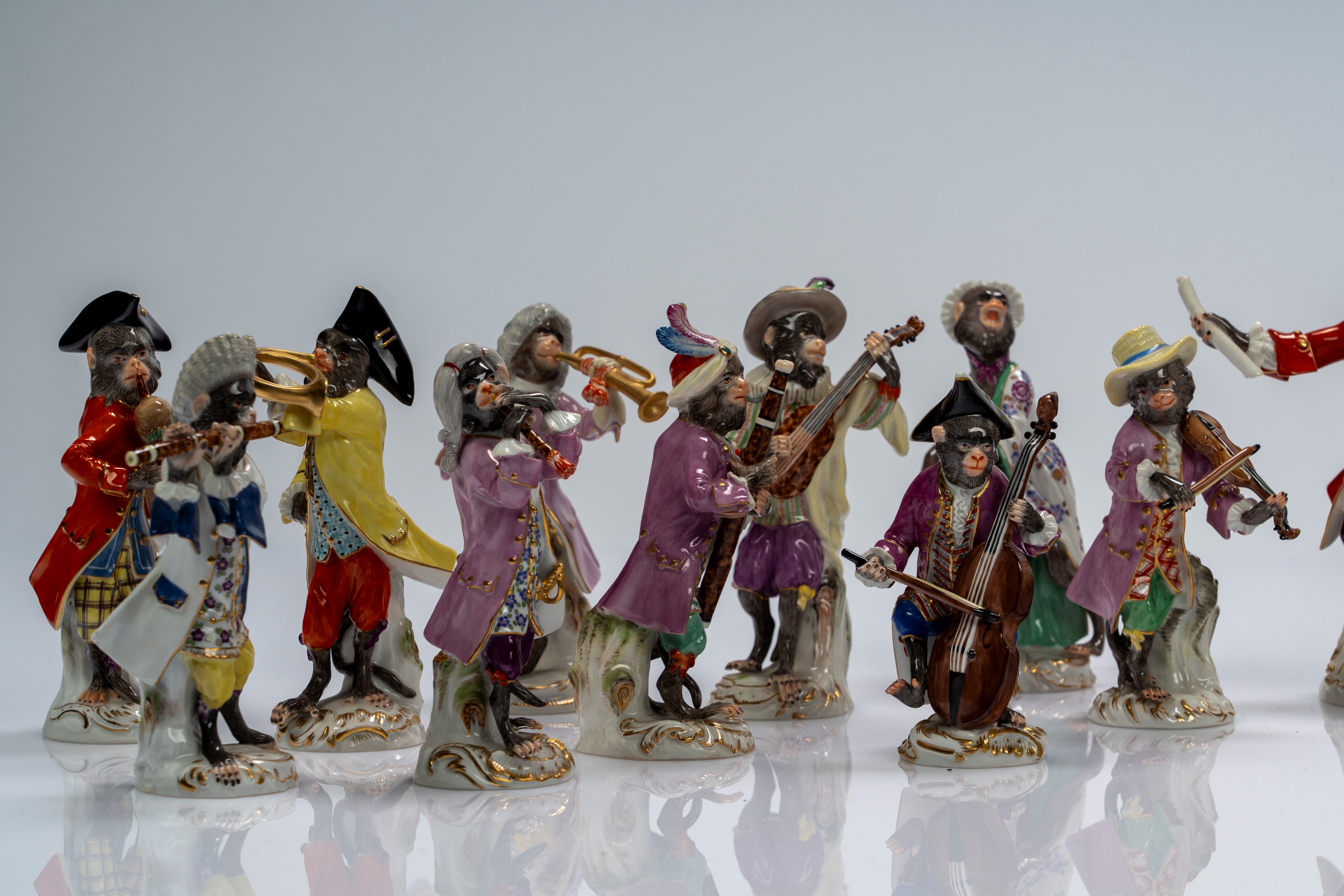 Orchestra di scimmie in porcellana policroma e dorata. Manifattura Meissen, secolo XX