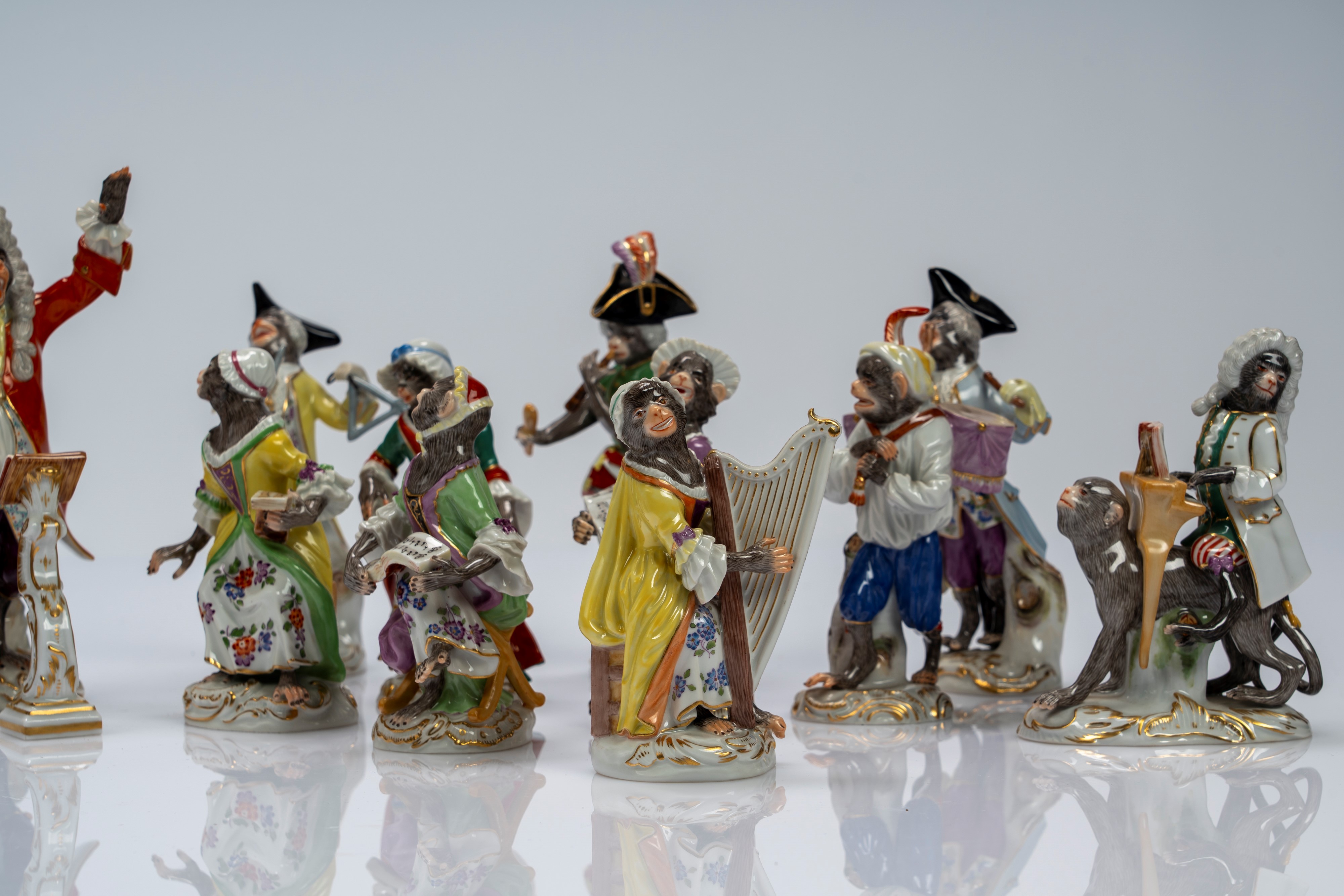 Orchestra di scimmie in porcellana policroma e dorata. Manifattura Meissen, secolo XX