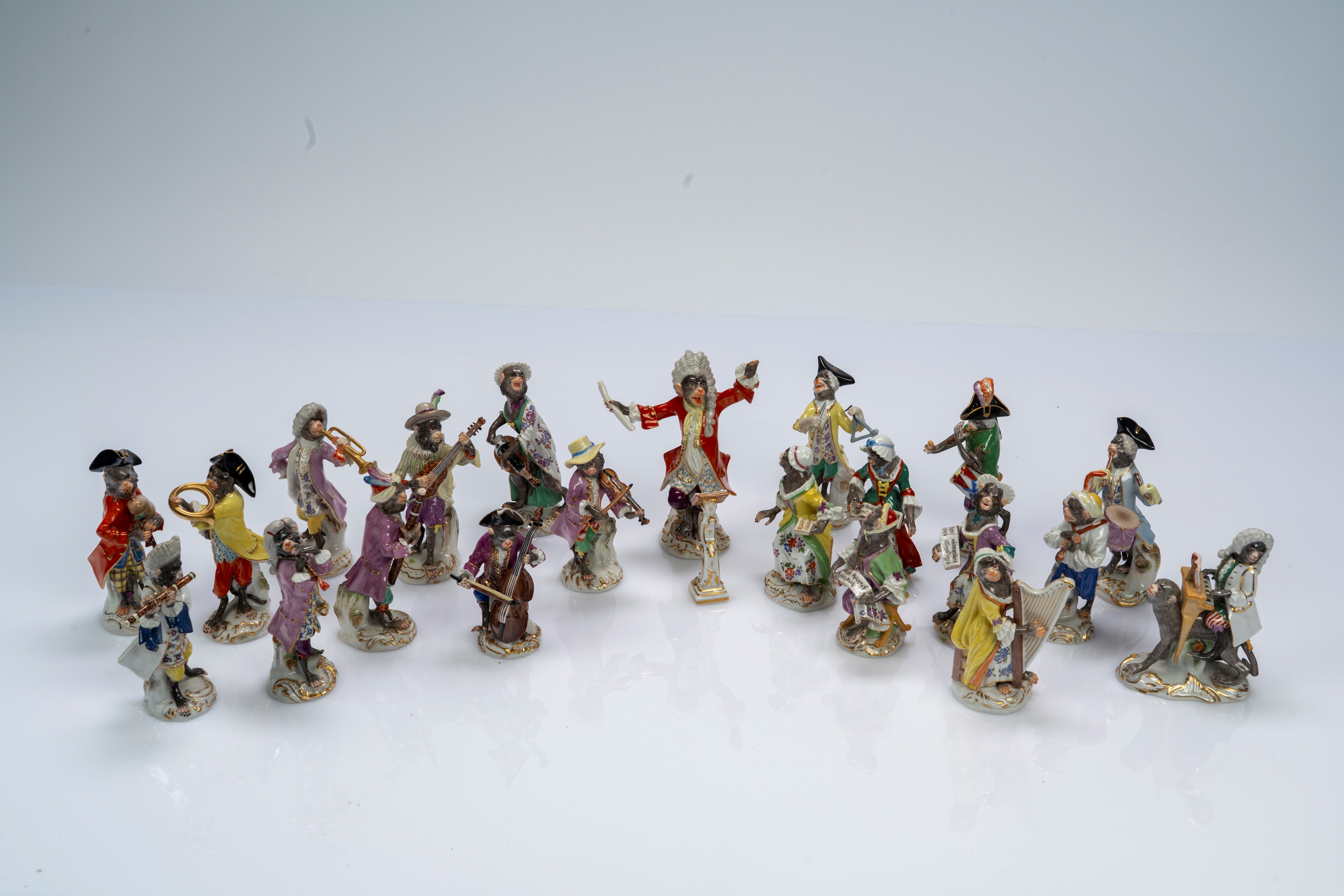 Orchestra di scimmie in porcellana policroma e dorata. Manifattura Meissen, secolo XX
