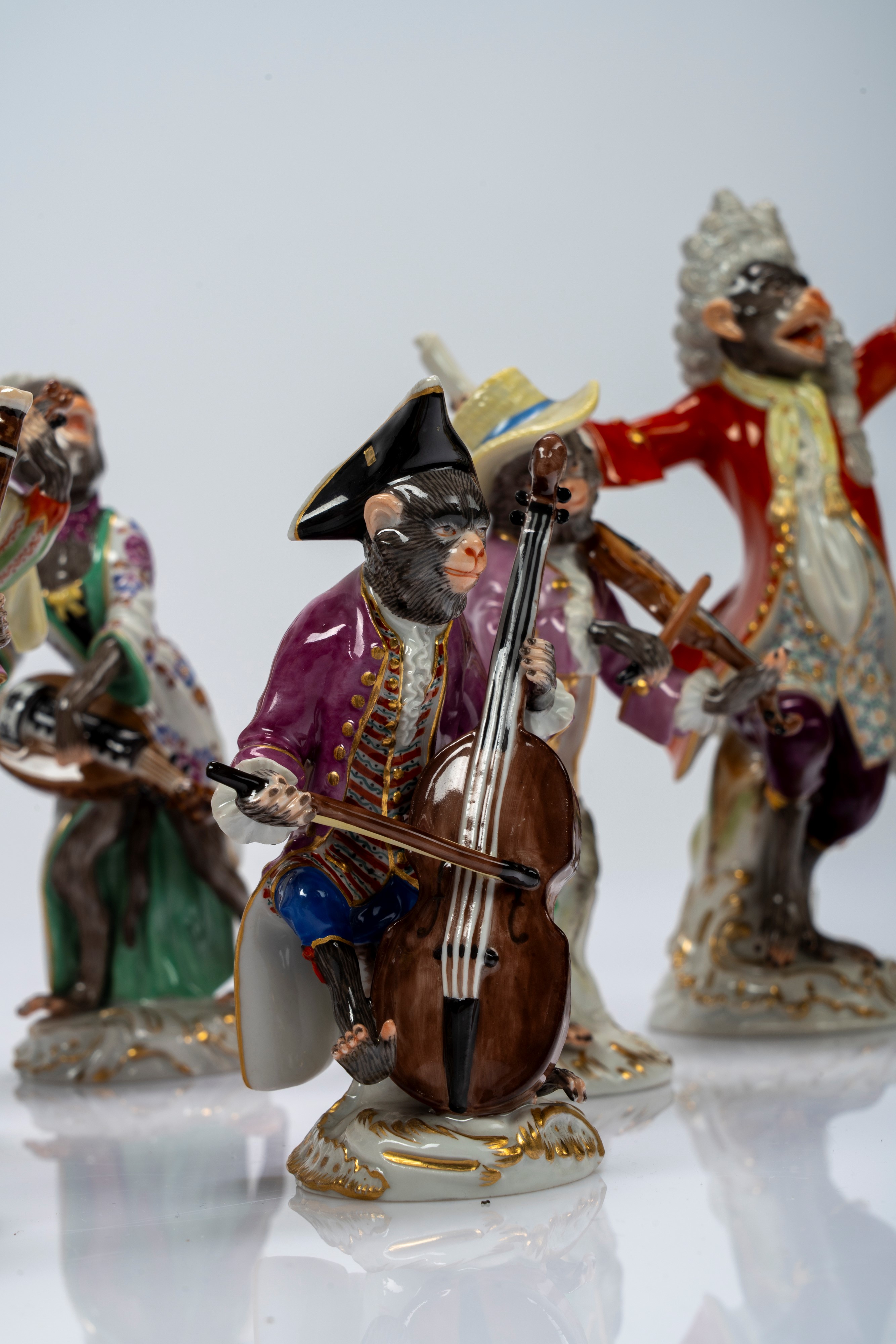 Orchestra di scimmie in porcellana policroma e dorata. Manifattura Meissen, secolo XX