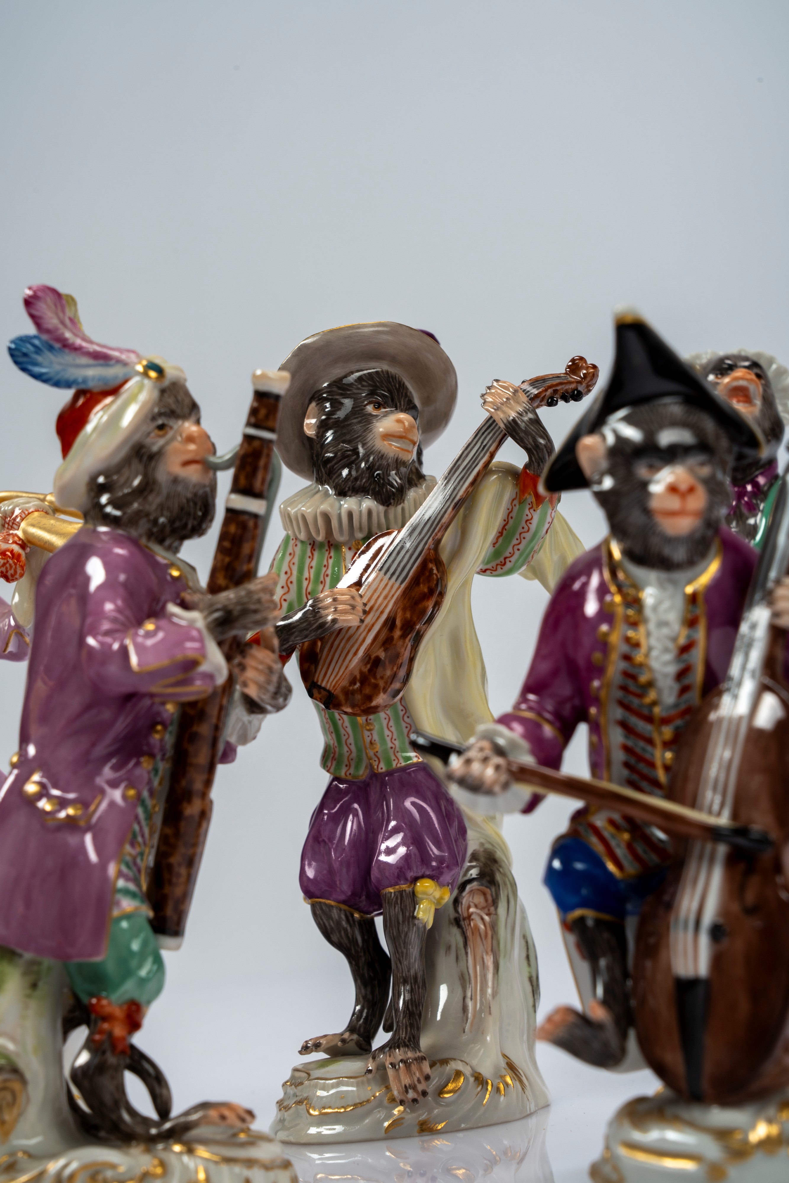 Orchestra di scimmie in porcellana policroma e dorata. Manifattura Meissen, secolo XX