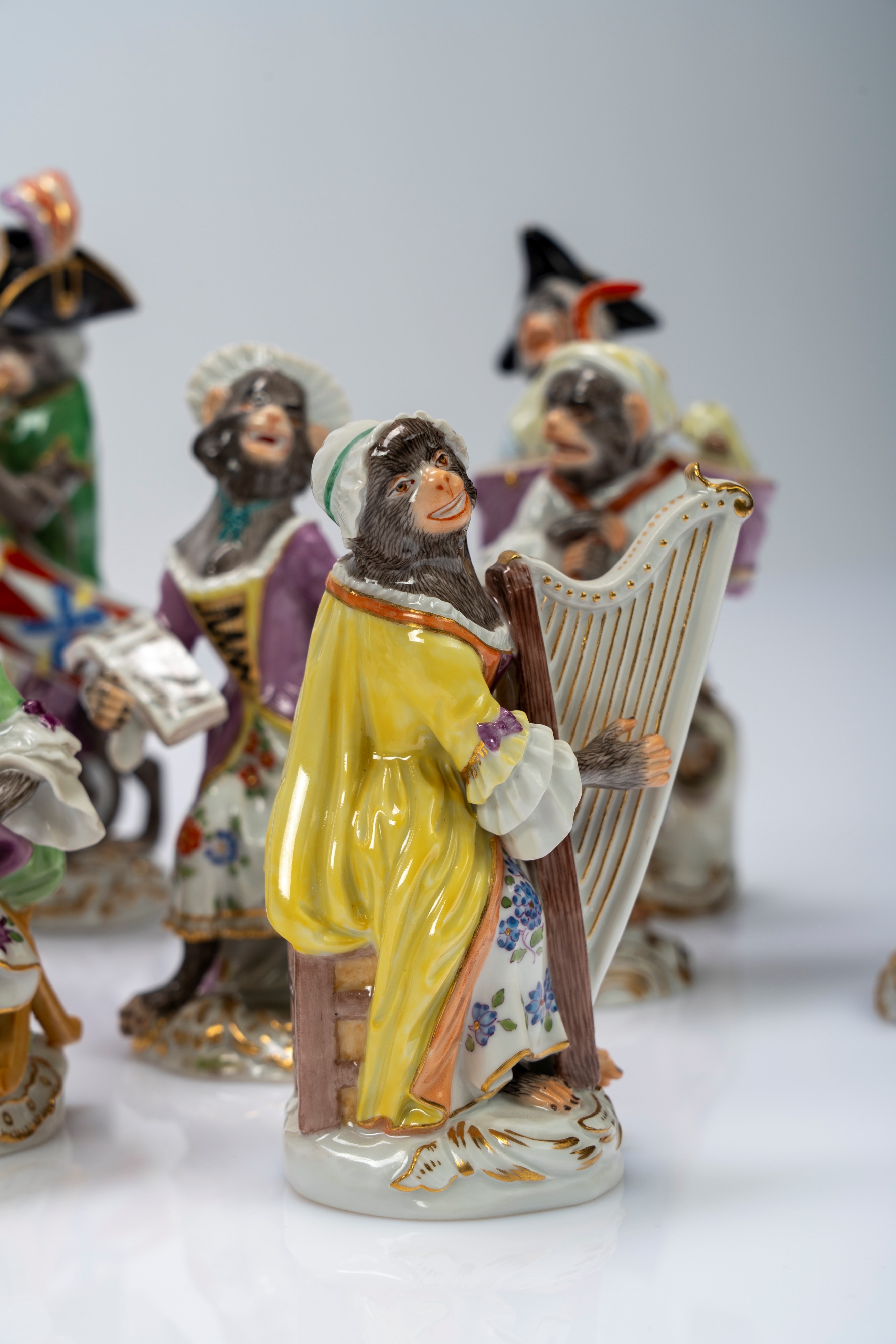Orchestra di scimmie in porcellana policroma e dorata. Manifattura Meissen, secolo XX