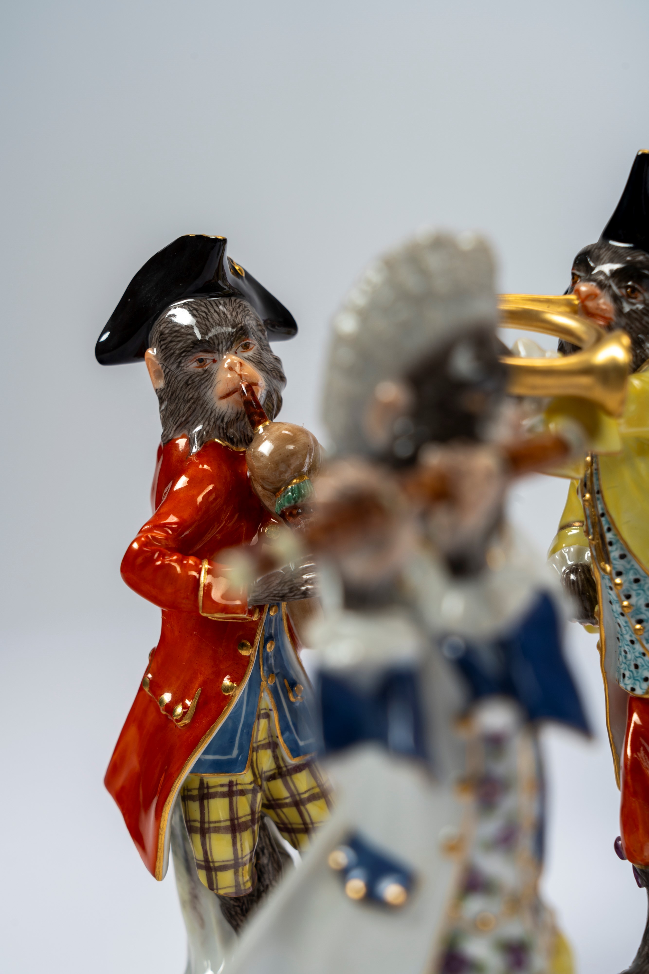 Orchestra di scimmie in porcellana policroma e dorata. Manifattura Meissen, secolo XX