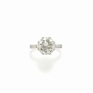 A 18K white gold and diamond ring