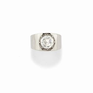 A 18K white gold and diamond ring