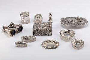 Lotto di dodici oggetti 