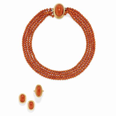 Parure in oro giallo 18K con corallo, composta da anello, orecchini e collana