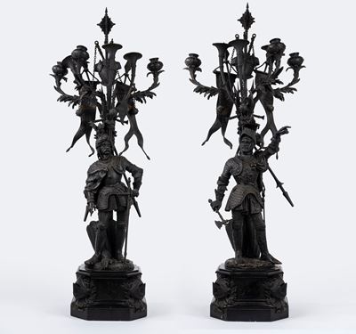 Coppia di Grandi Candelieri in Bronzo con Figure di Guerrieri in Armatura, Secolo XIX