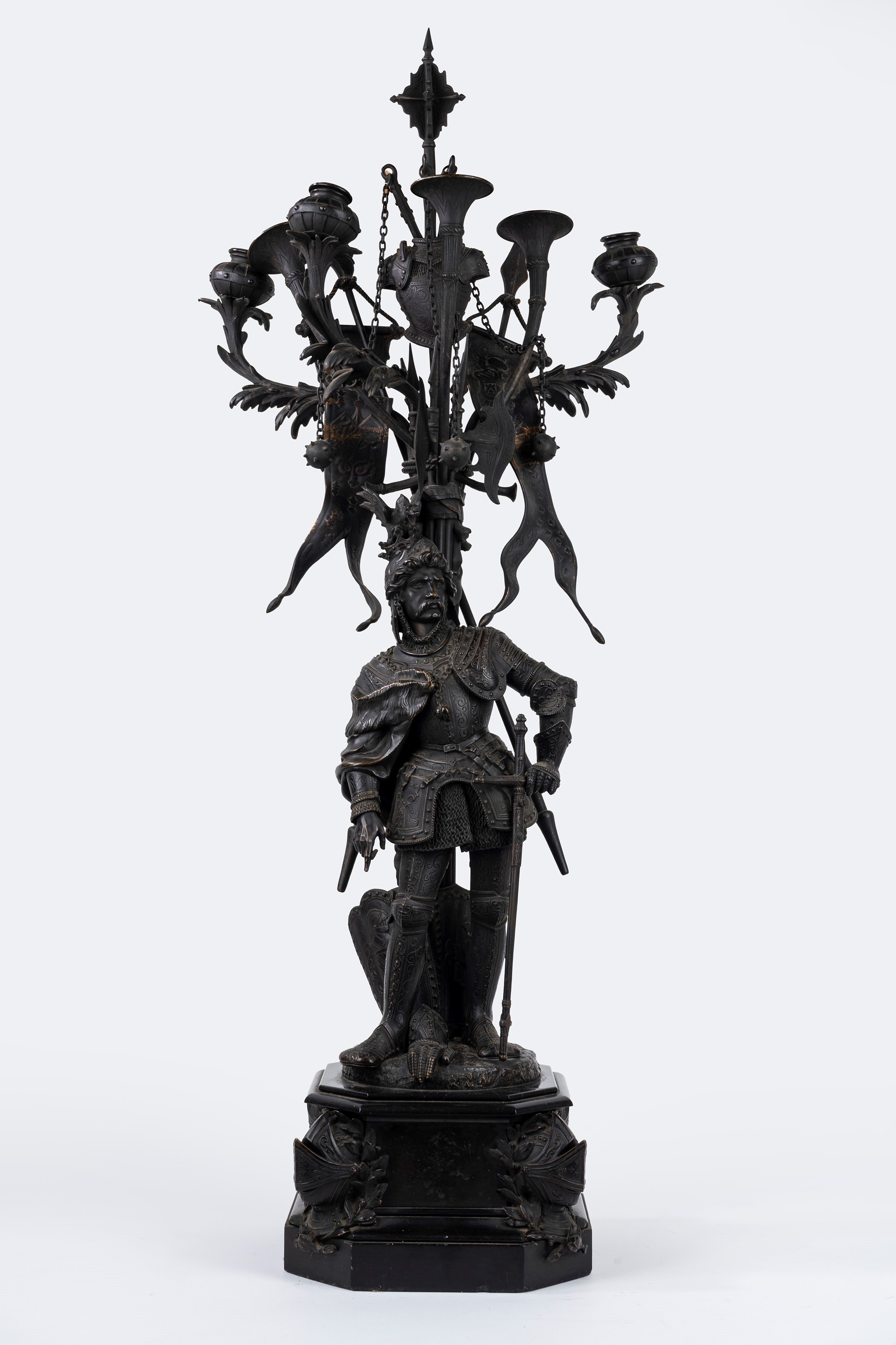 Coppia di Grandi Candelieri in Bronzo con Figure di Guerrieri in Armatura, Secolo XIX