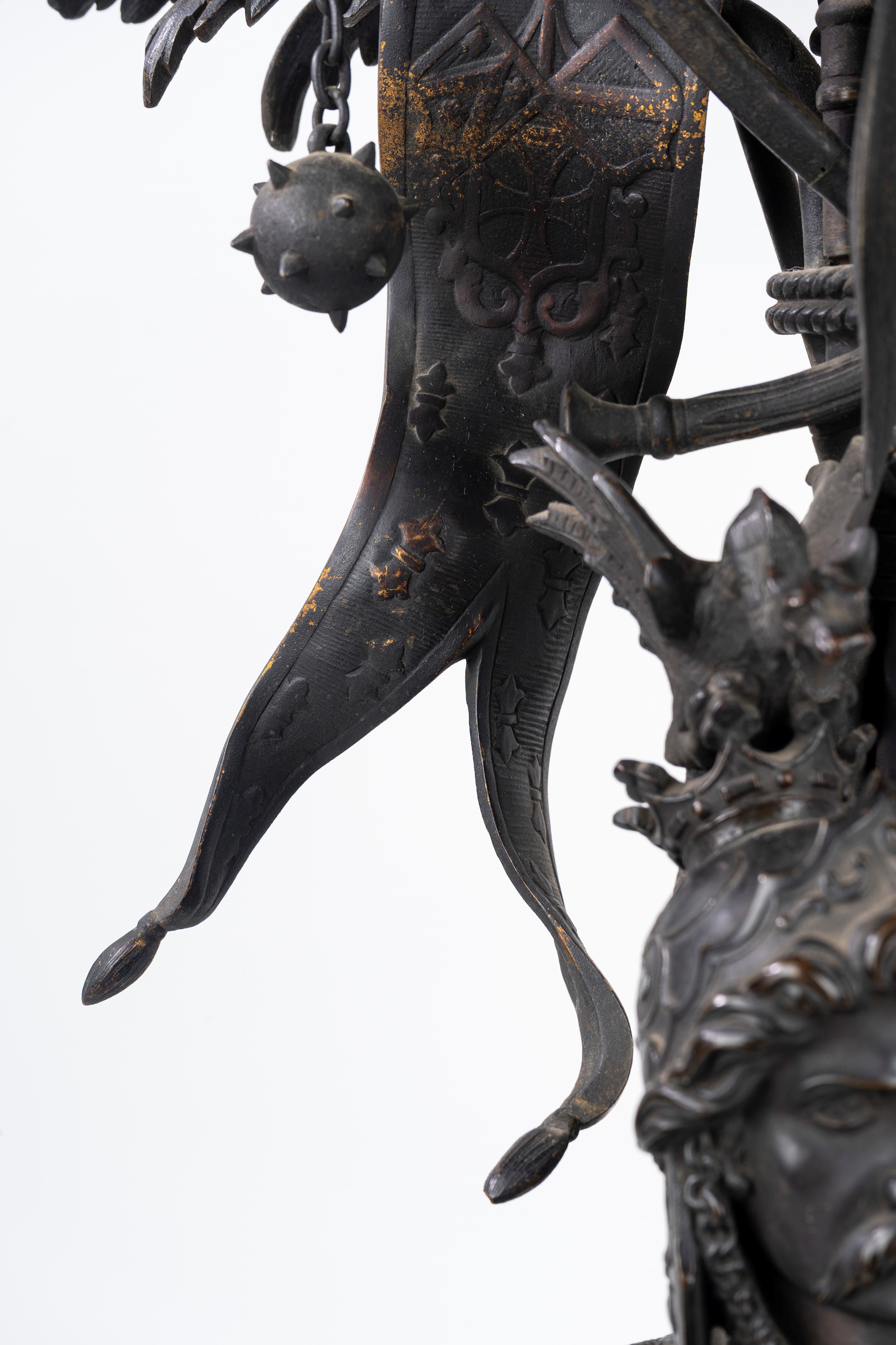 Coppia di Grandi Candelieri in Bronzo con Figure di Guerrieri in Armatura, Secolo XIX