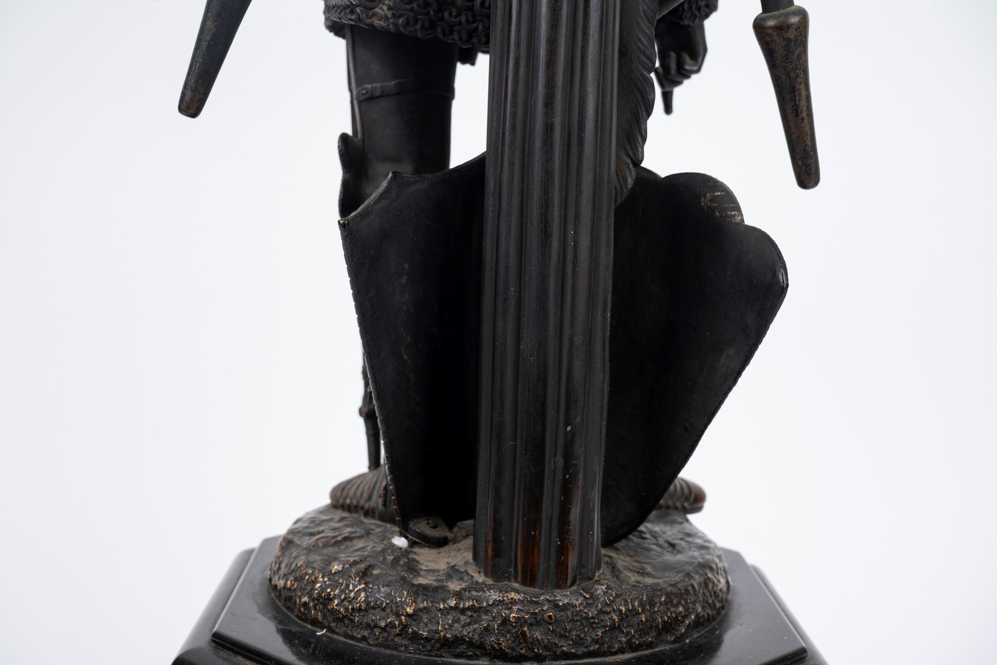 Coppia di Grandi Candelieri in Bronzo con Figure di Guerrieri in Armatura, Secolo XIX
