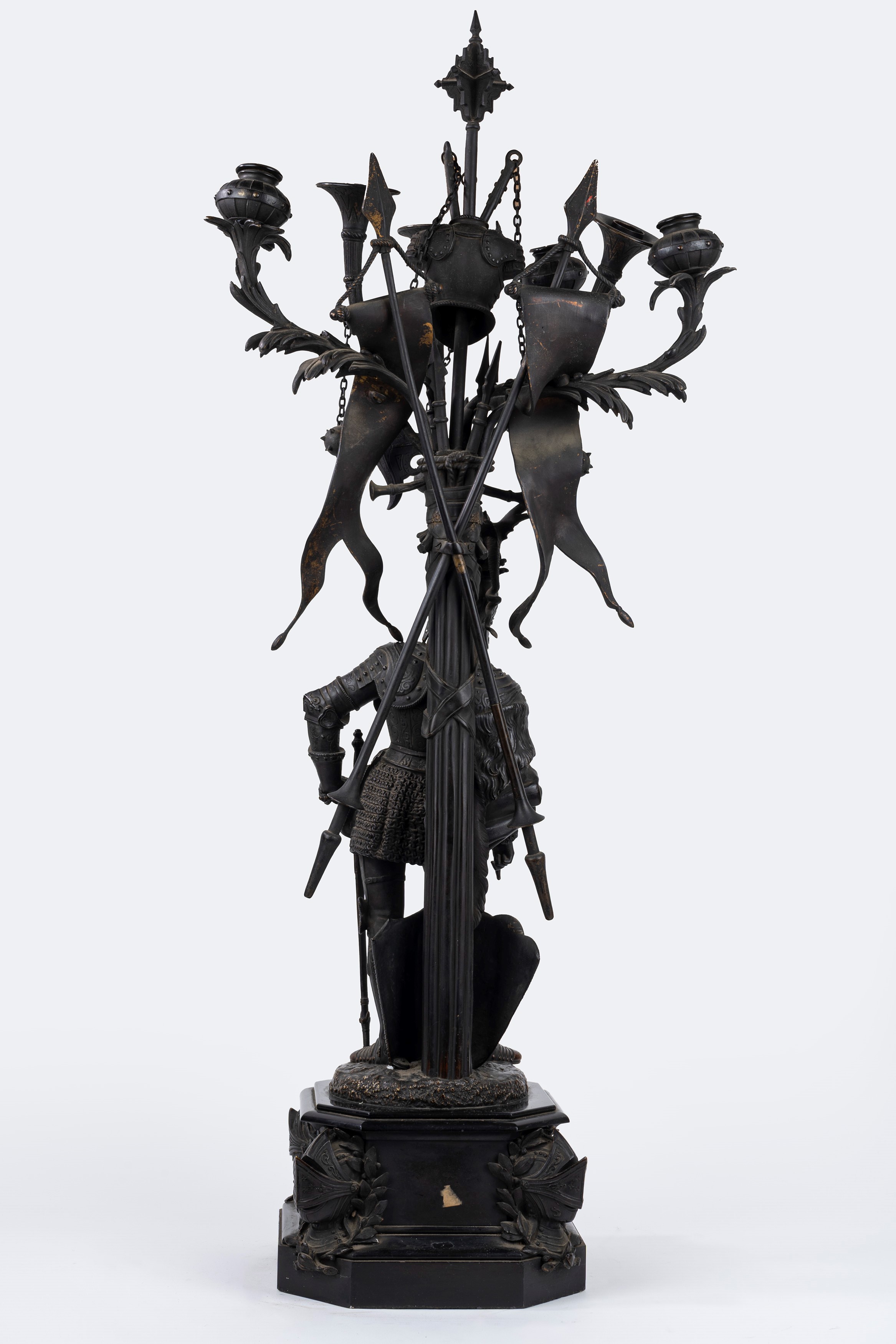 Coppia di Grandi Candelieri in Bronzo con Figure di Guerrieri in Armatura, Secolo XIX