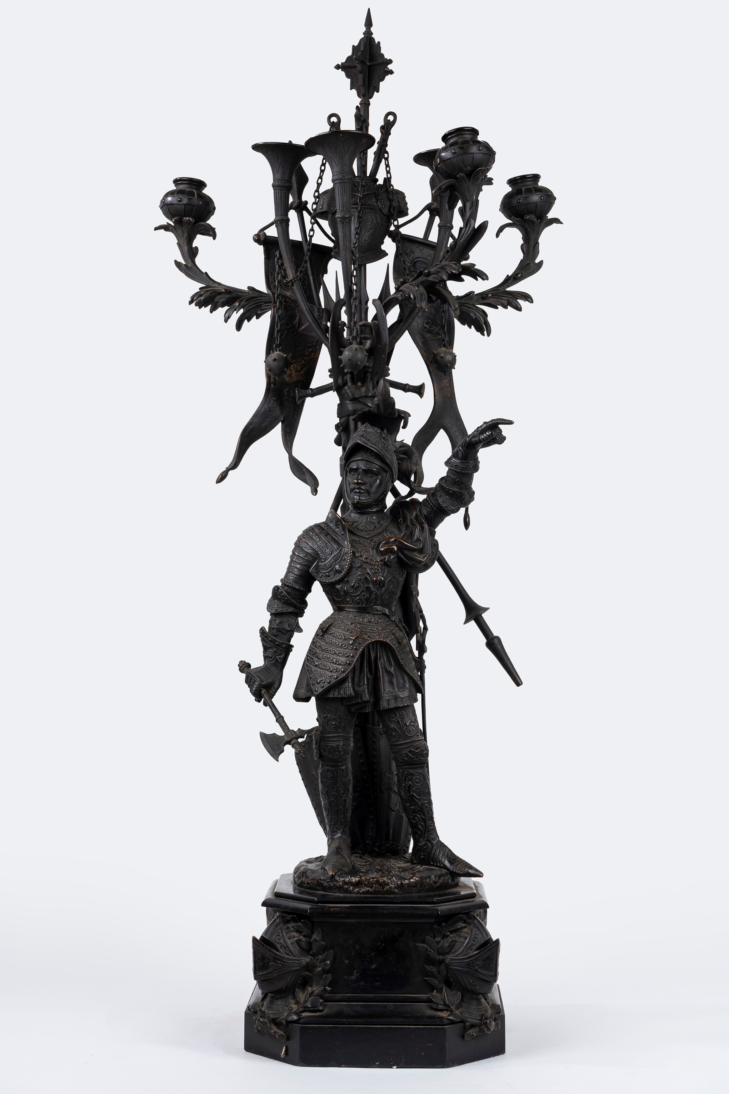 Coppia di Grandi Candelieri in Bronzo con Figure di Guerrieri in Armatura, Secolo XIX