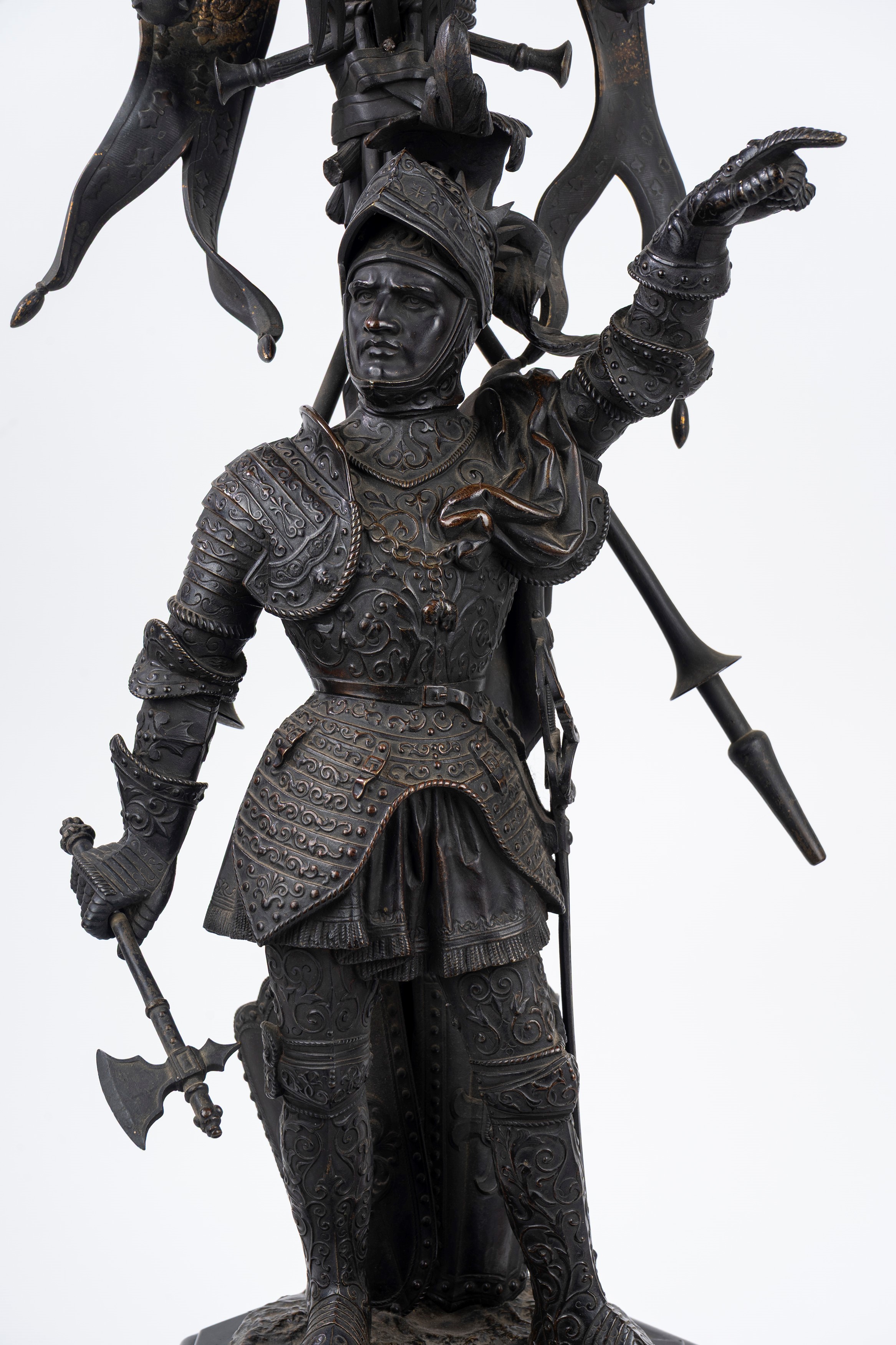 Coppia di Grandi Candelieri in Bronzo con Figure di Guerrieri in Armatura, Secolo XIX