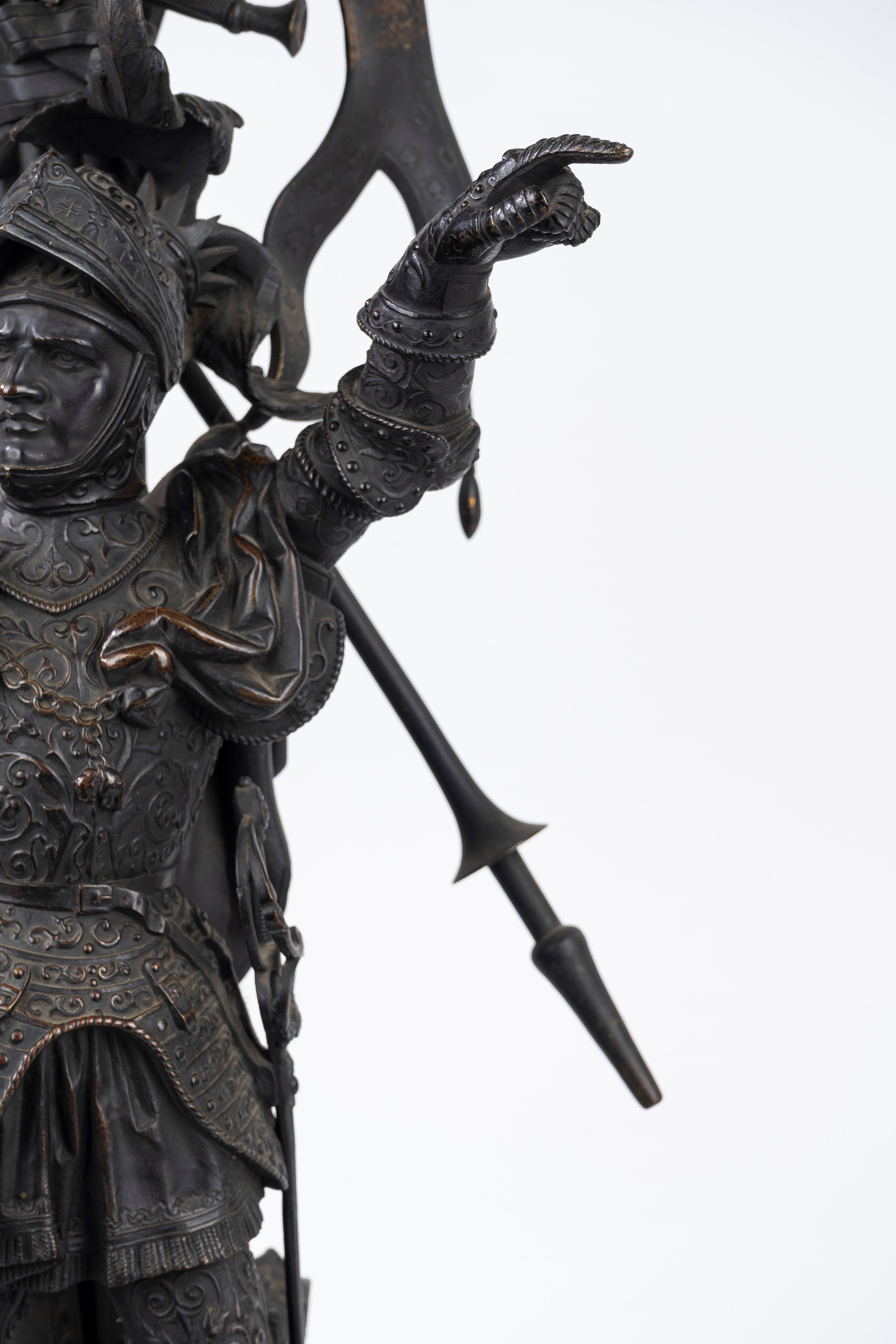 Coppia di Grandi Candelieri in Bronzo con Figure di Guerrieri in Armatura, Secolo XIX