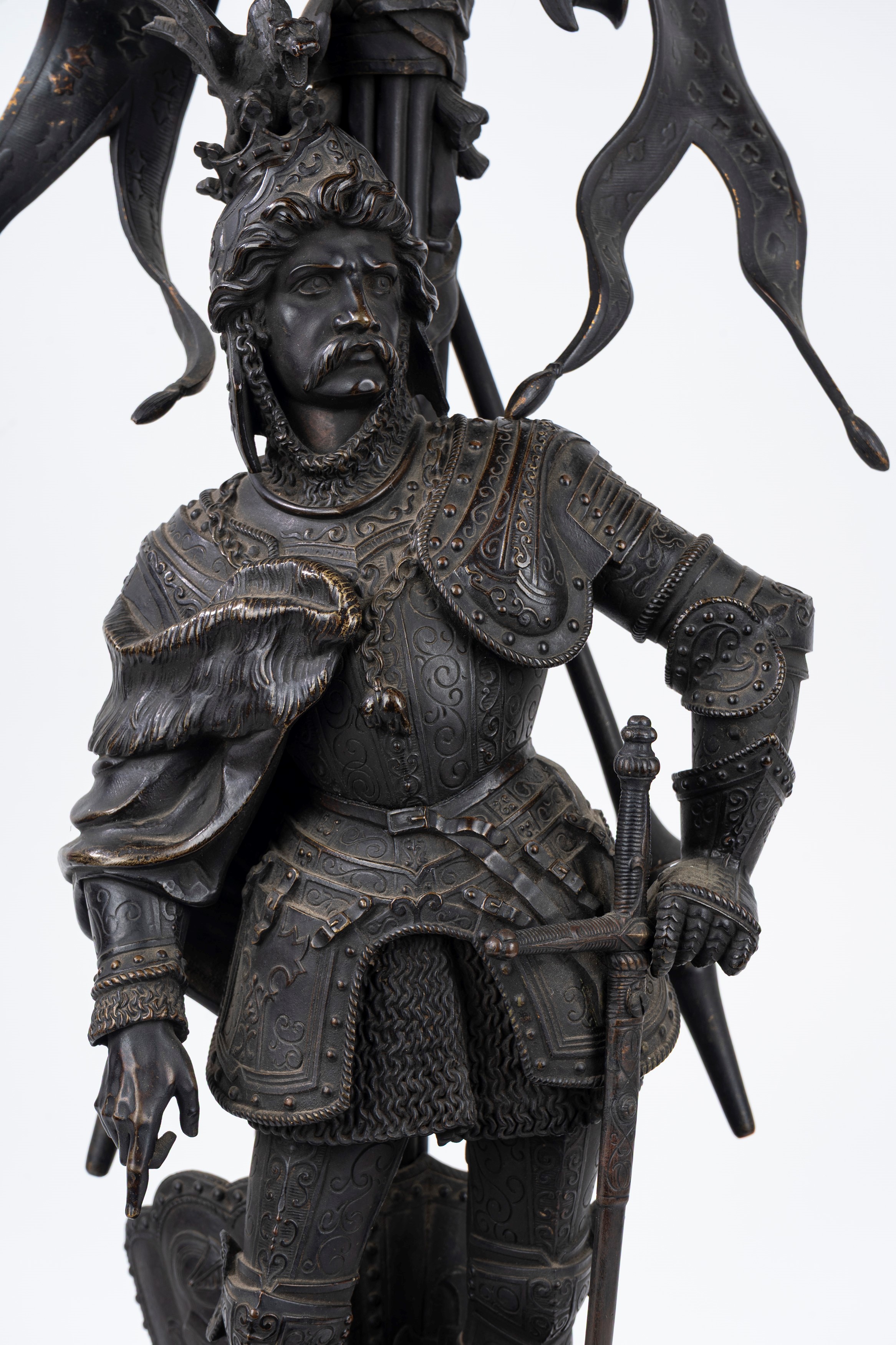 Coppia di Grandi Candelieri in Bronzo con Figure di Guerrieri in Armatura, Secolo XIX