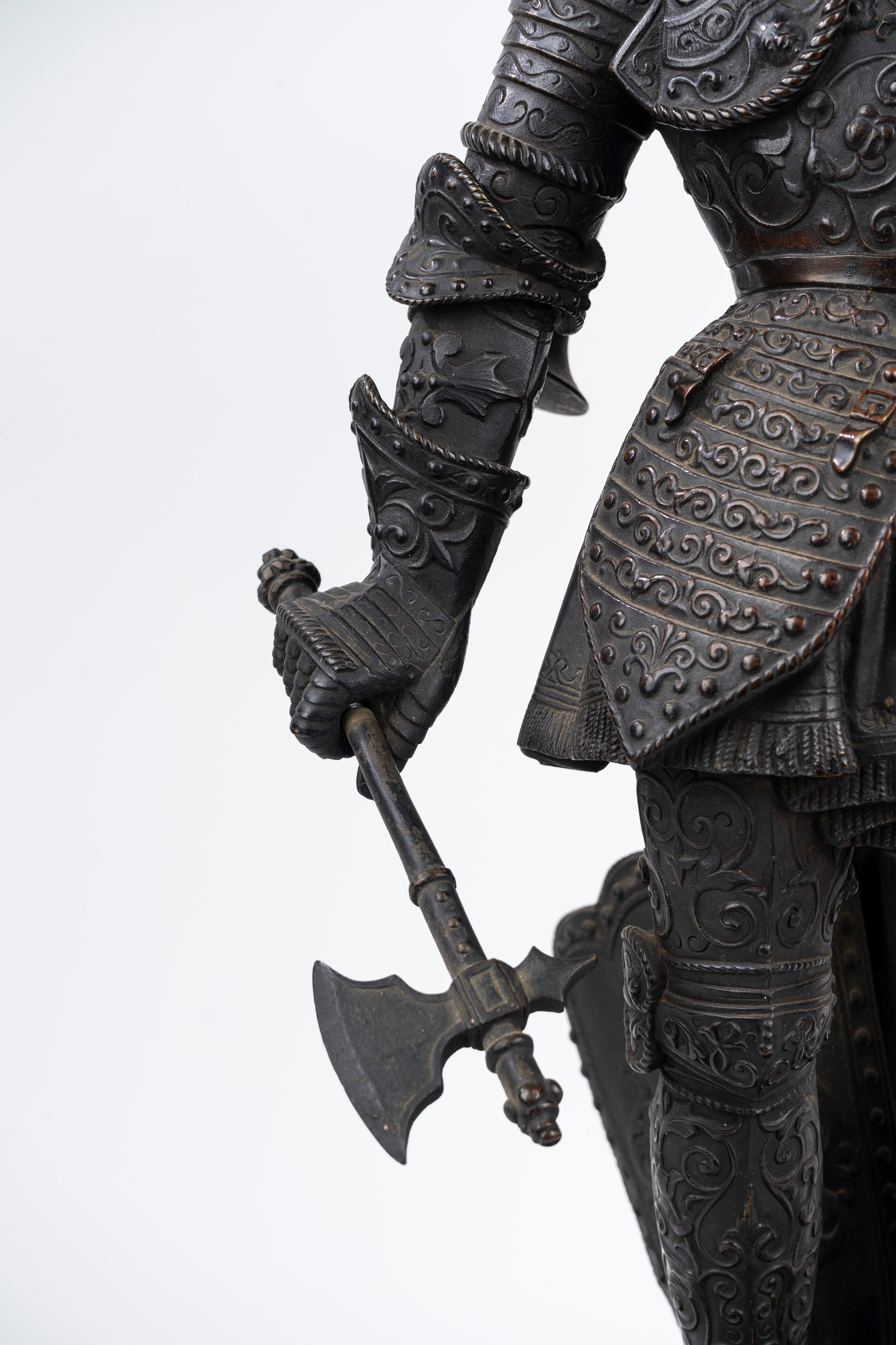 Coppia di Grandi Candelieri in Bronzo con Figure di Guerrieri in Armatura, Secolo XIX