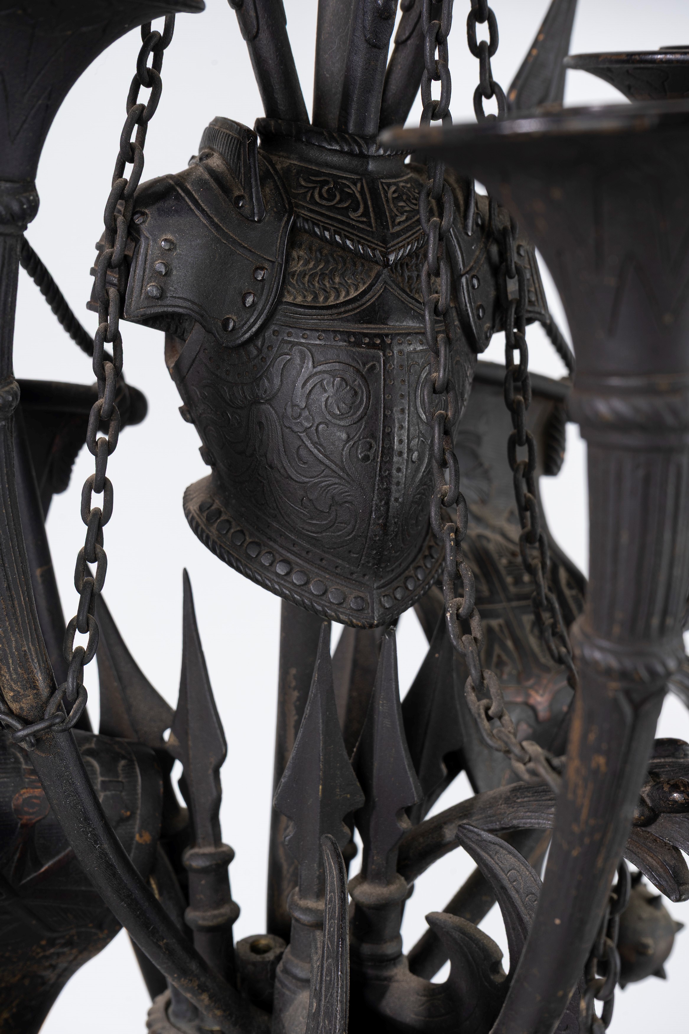 Coppia di Grandi Candelieri in Bronzo con Figure di Guerrieri in Armatura, Secolo XIX