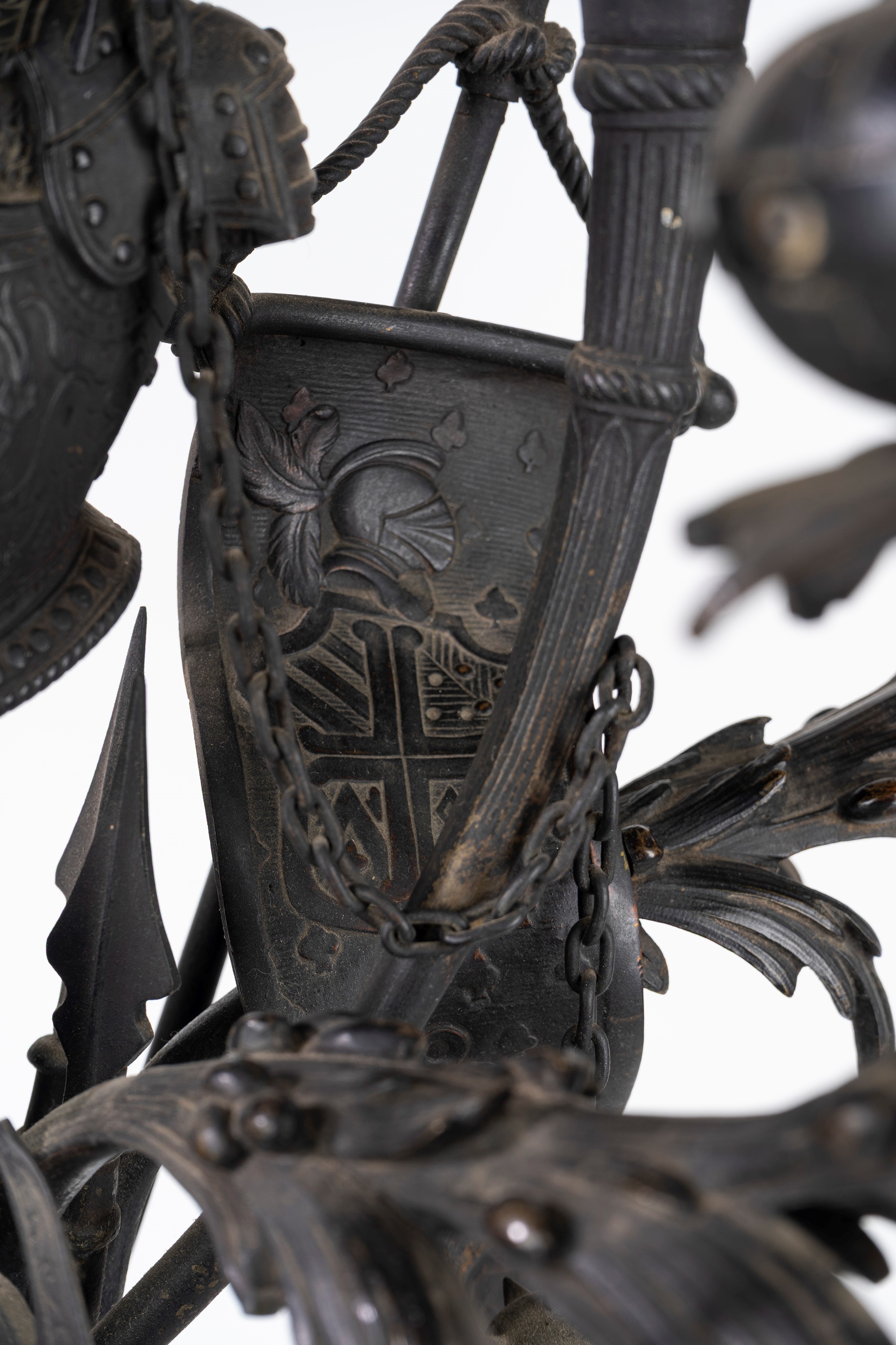 Coppia di Grandi Candelieri in Bronzo con Figure di Guerrieri in Armatura, Secolo XIX