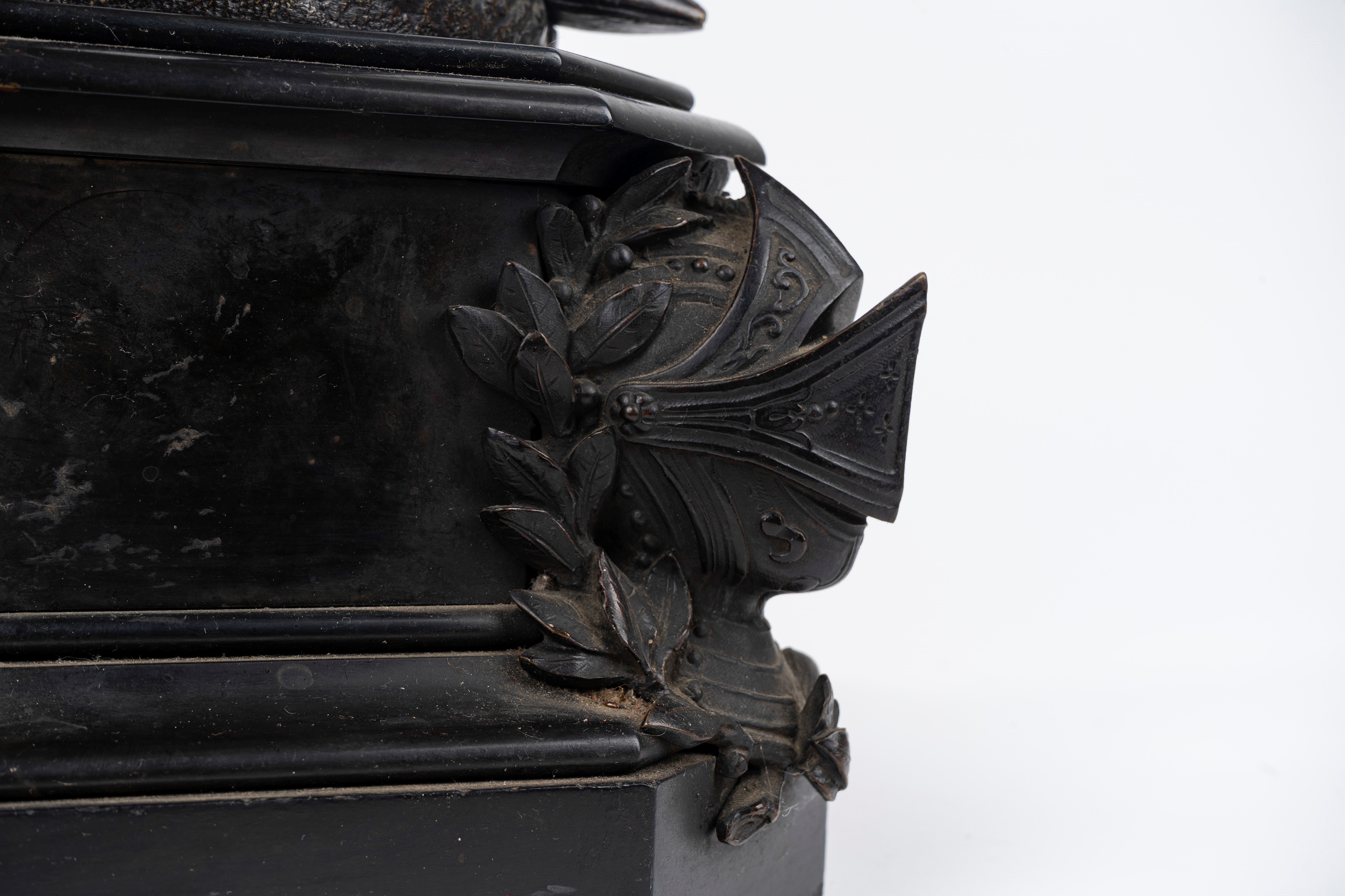 Coppia di Grandi Candelieri in Bronzo con Figure di Guerrieri in Armatura, Secolo XIX